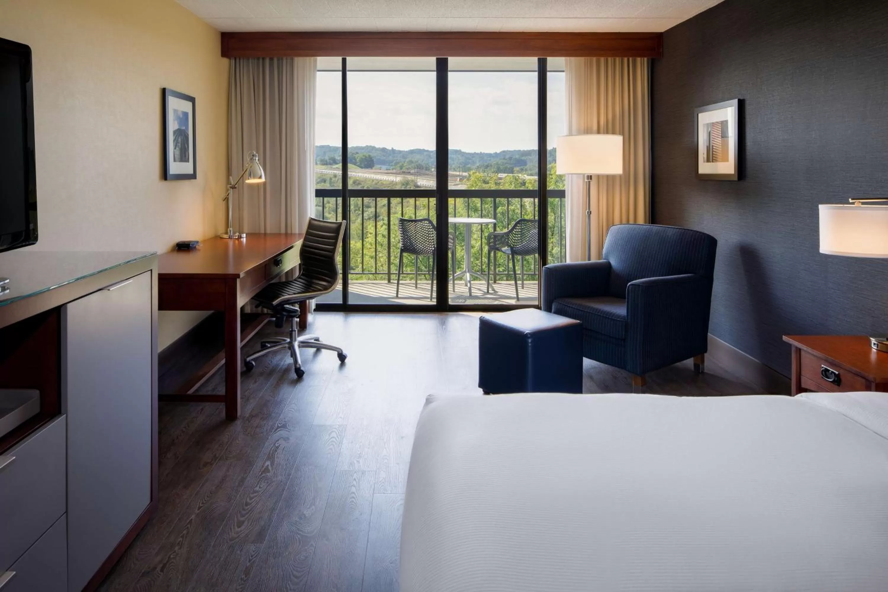 Bedroom, Bed in DoubleTree by Hilton Pittsburgh - Cranberry