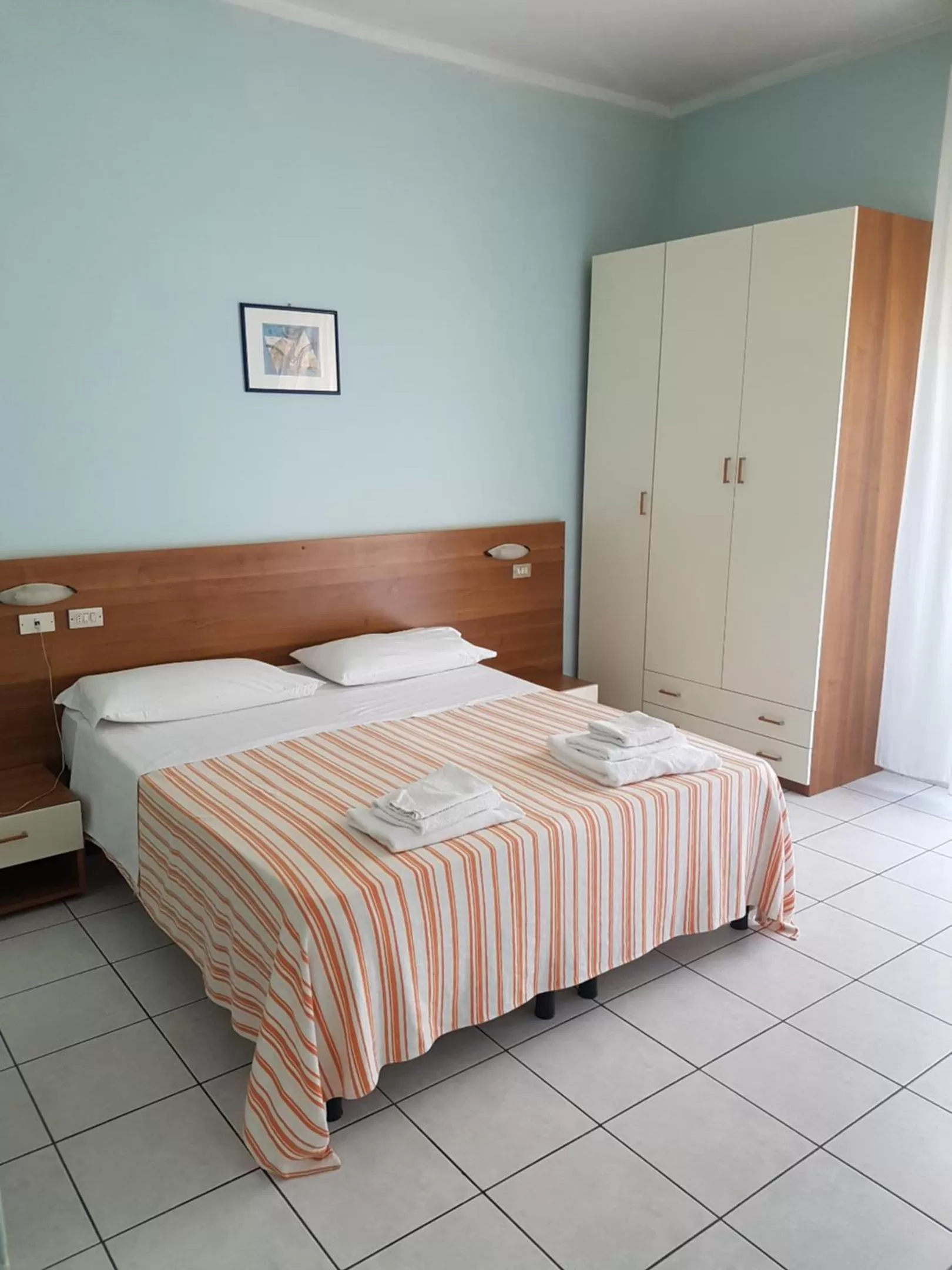 View (from property/room), Bed in Hotel Acapulco