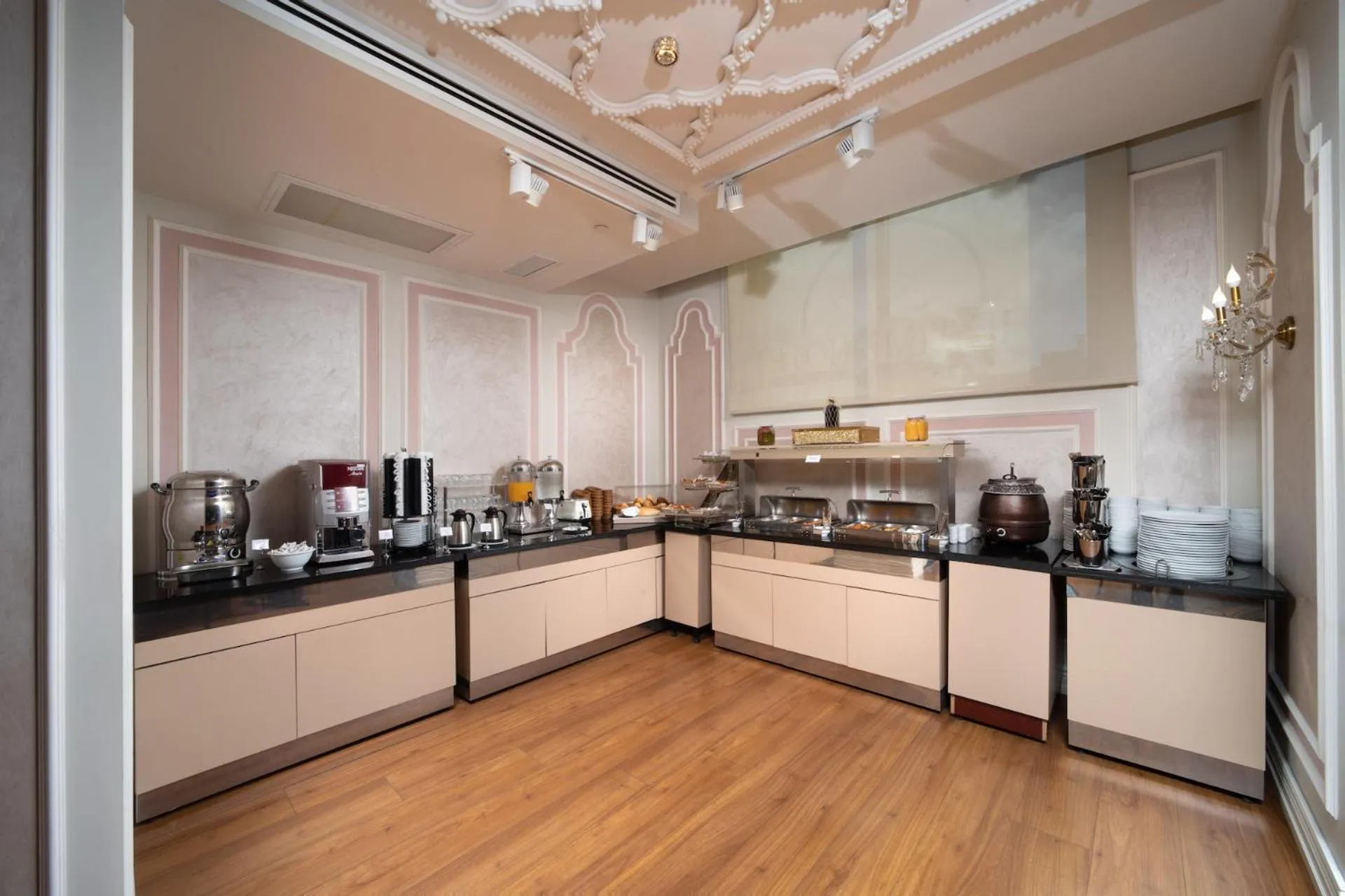 Restaurant/places to eat in The Time Hotel Marina