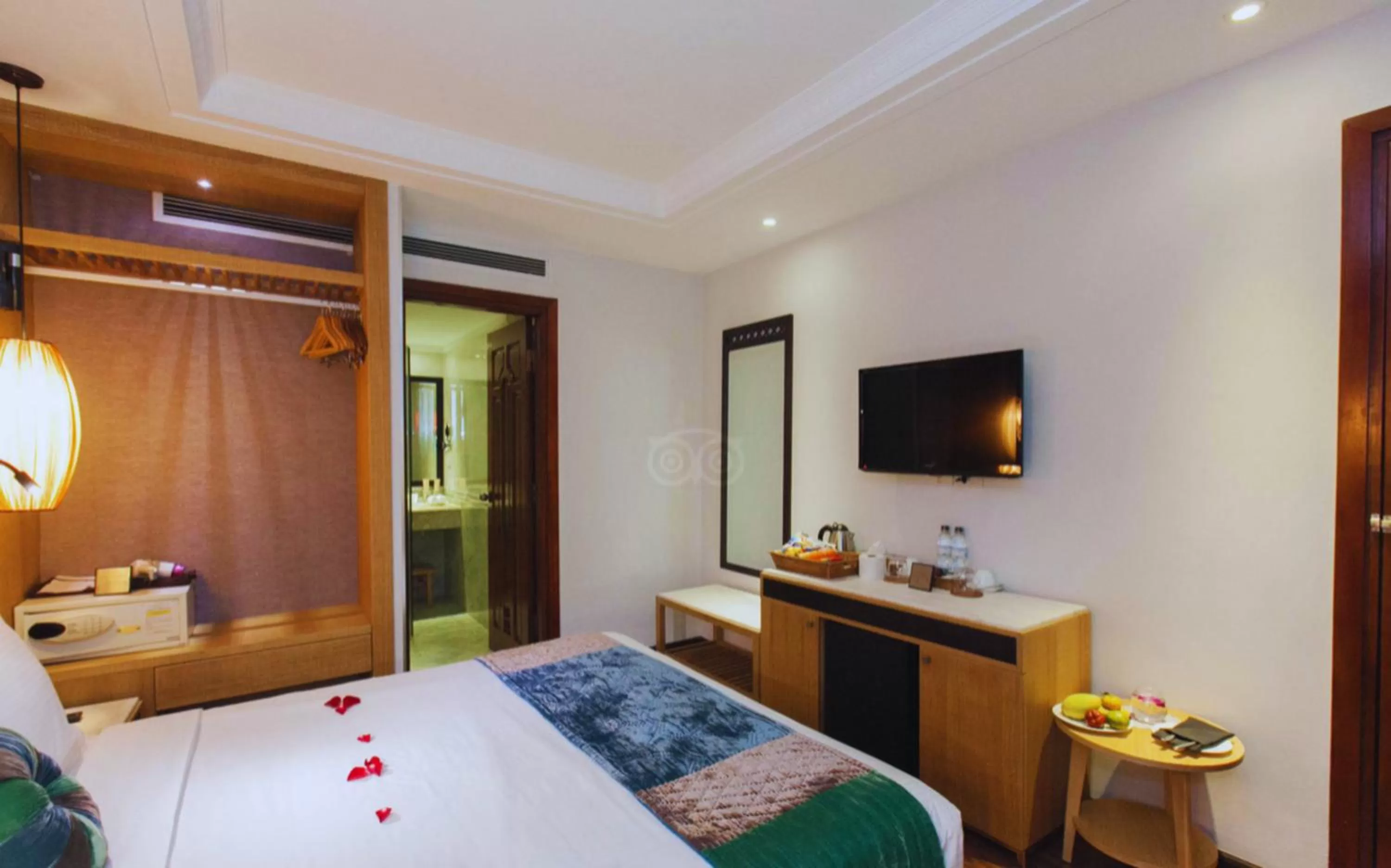 TV and multimedia, Bed in Hotel Emerald Waters Classy