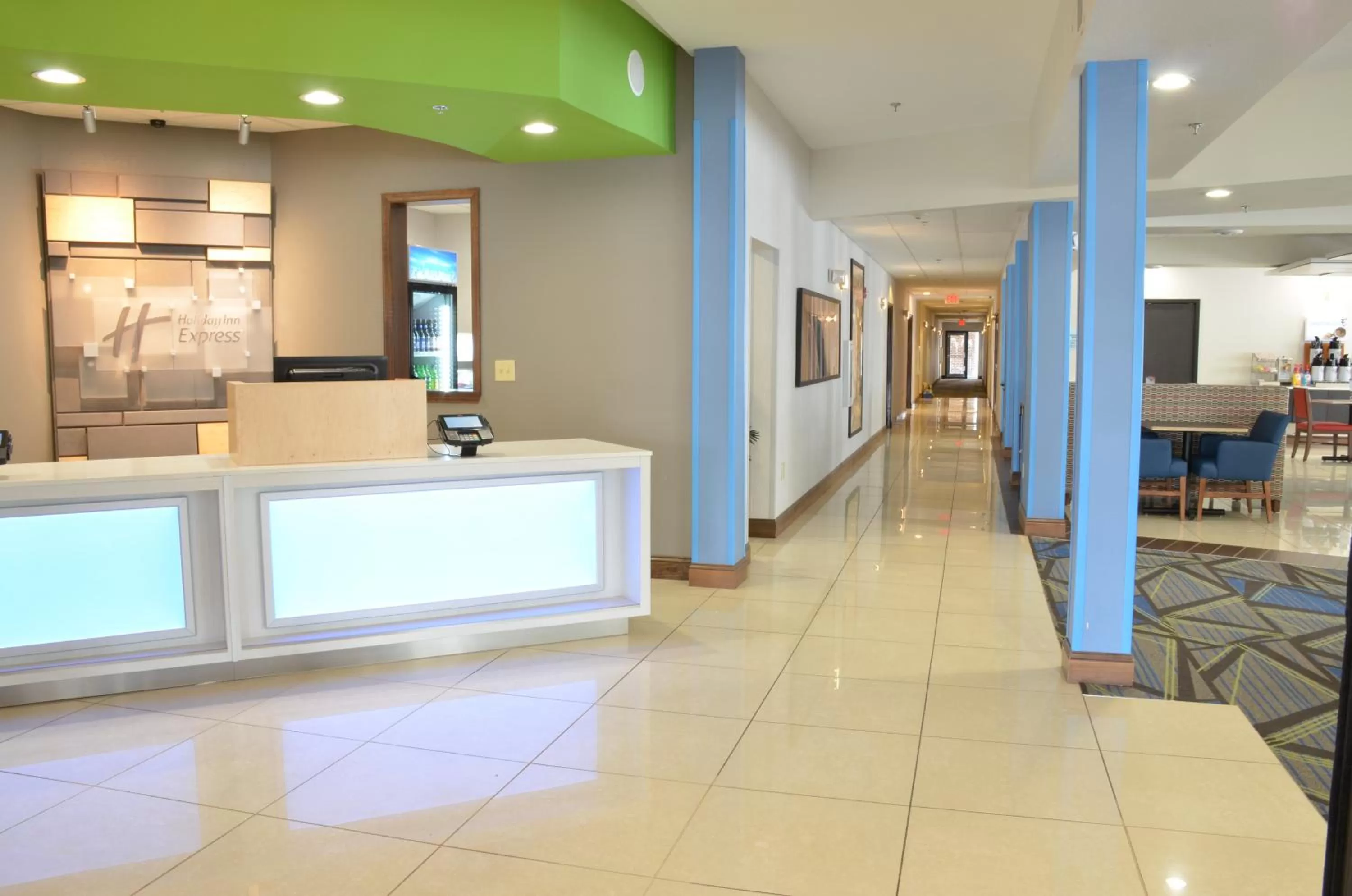 Lobby or reception in Holiday Inn Express- Waterloo/Cedar Falls by IHG