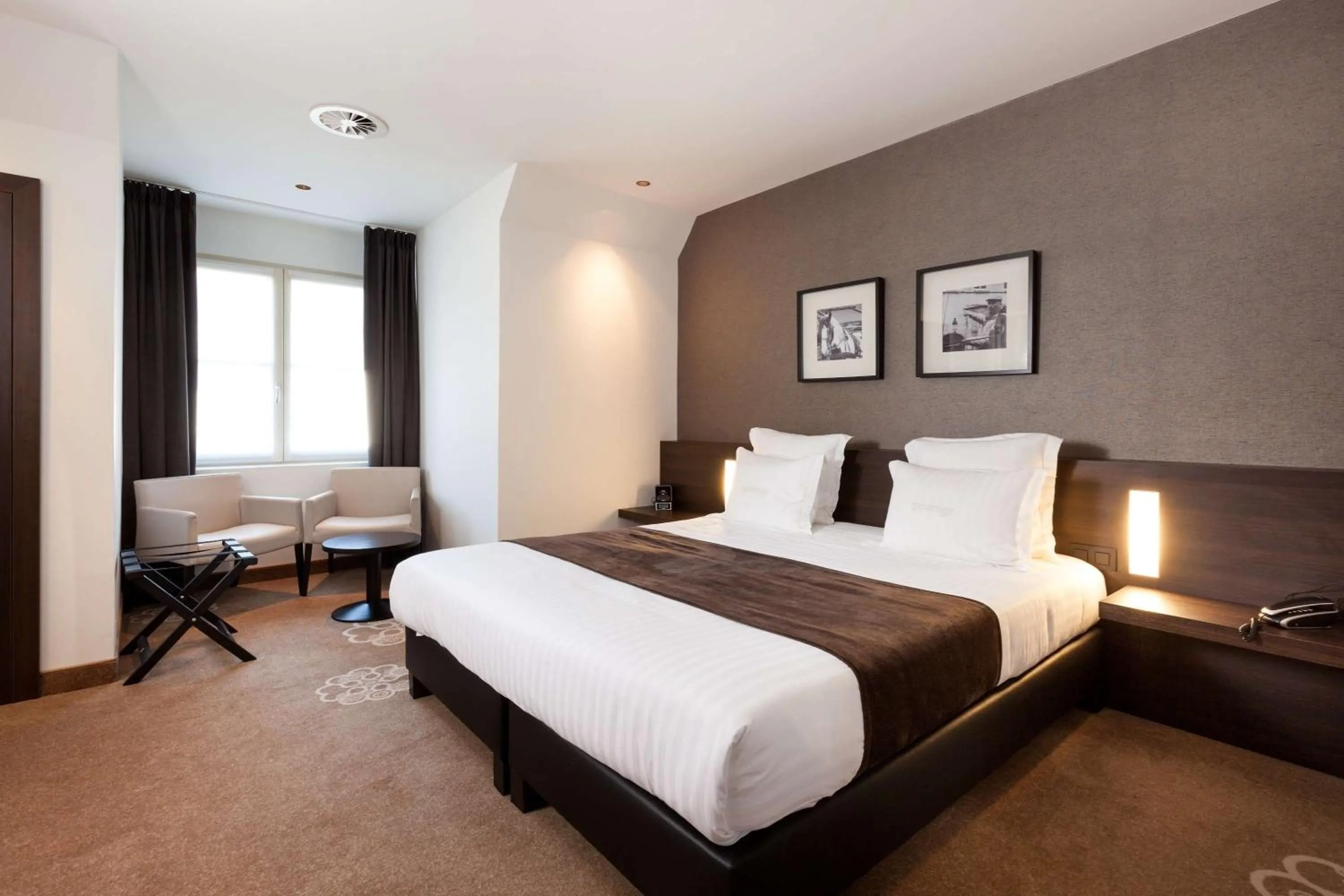 Photo of the whole room, Bed in Hotel Restaurant Weinebrugge