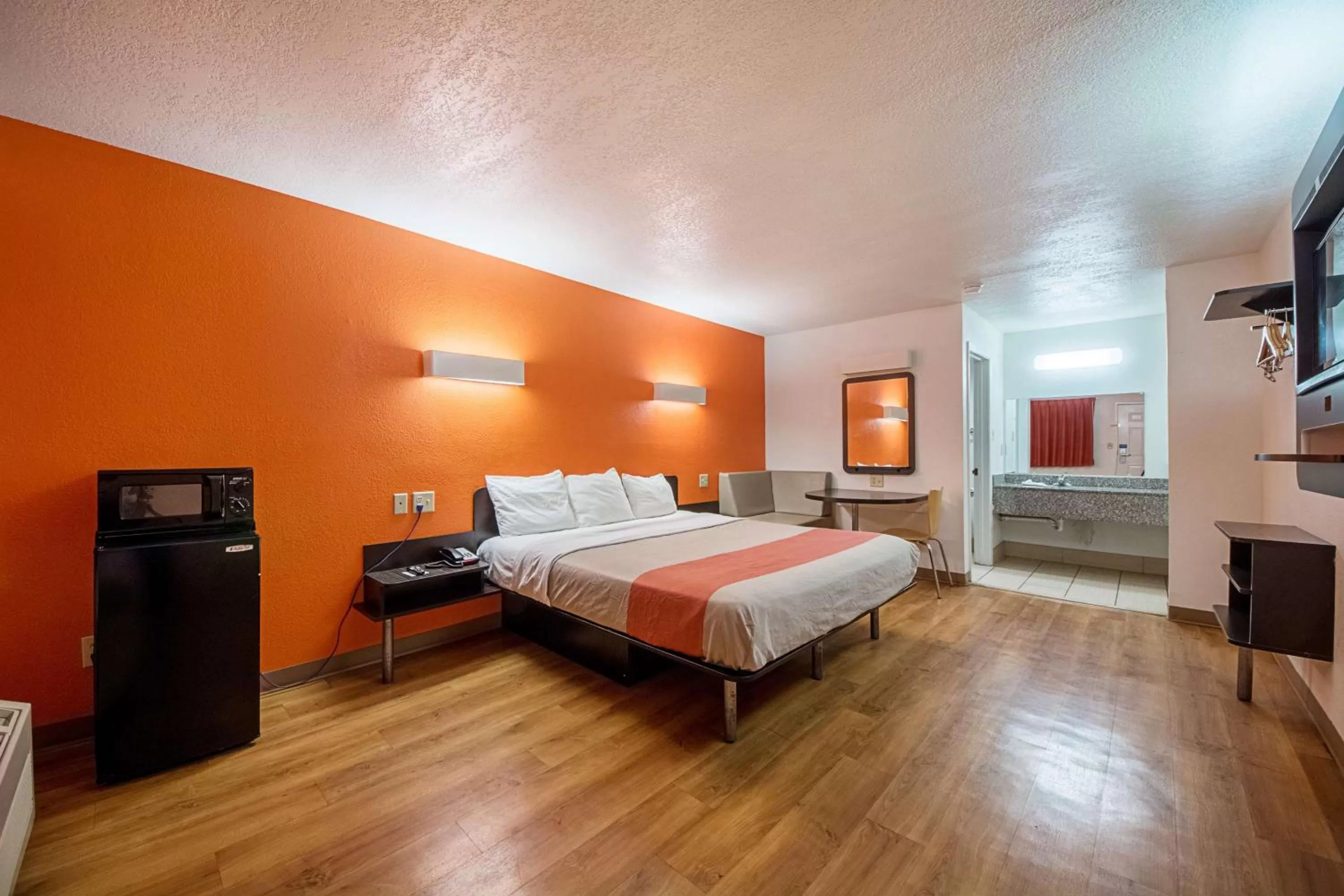 King Room with Roll-in Shower - Disability Access - Non-Smoking in Motel 6-San Antonio, TX - Fiesta Trails