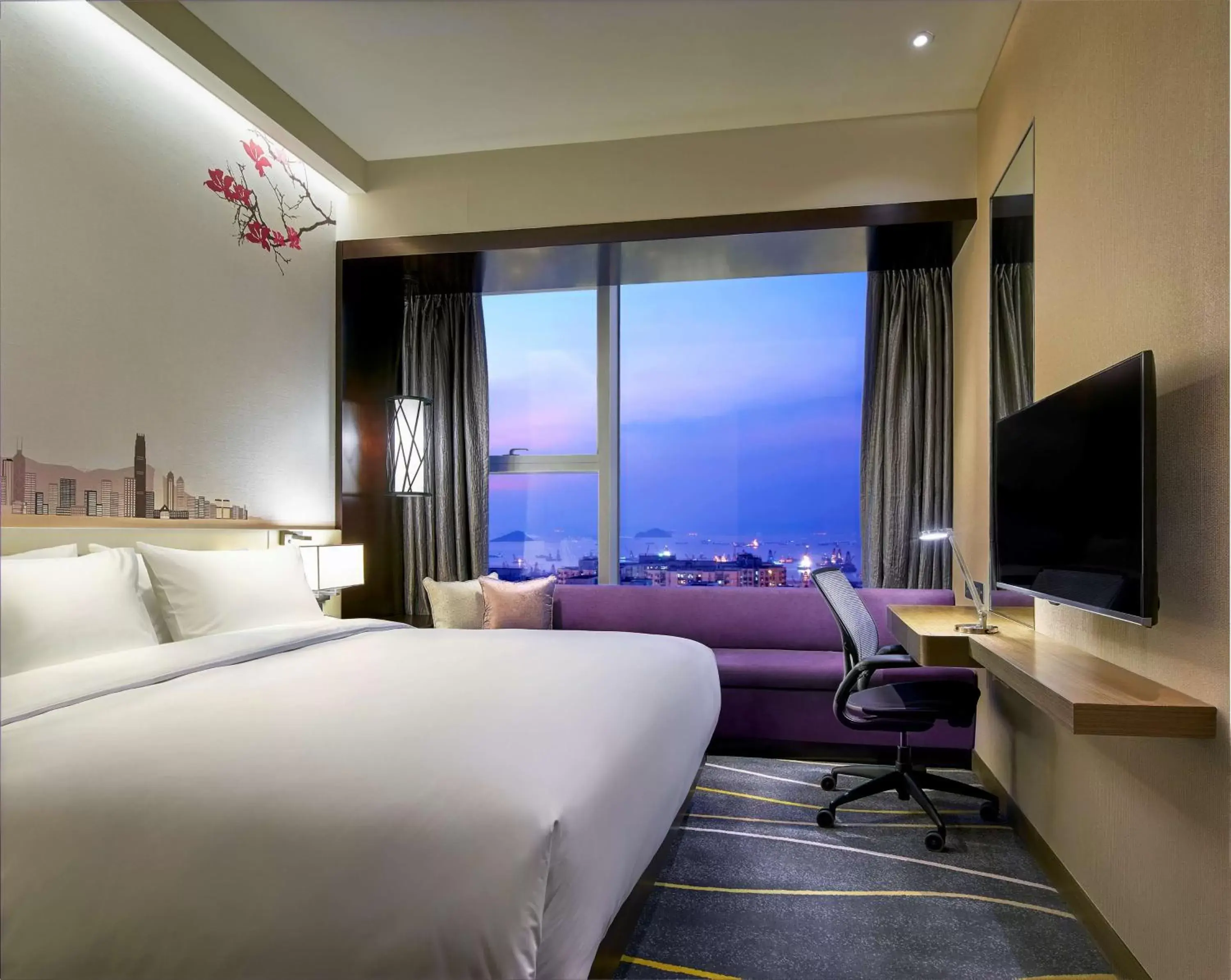 Deluxe King Room with Harbor View in Hilton Garden Inn Hong Kong Mongkok Deluxe King Room with Harbor View in Hilton Garden Inn Hong Kong Mongkok