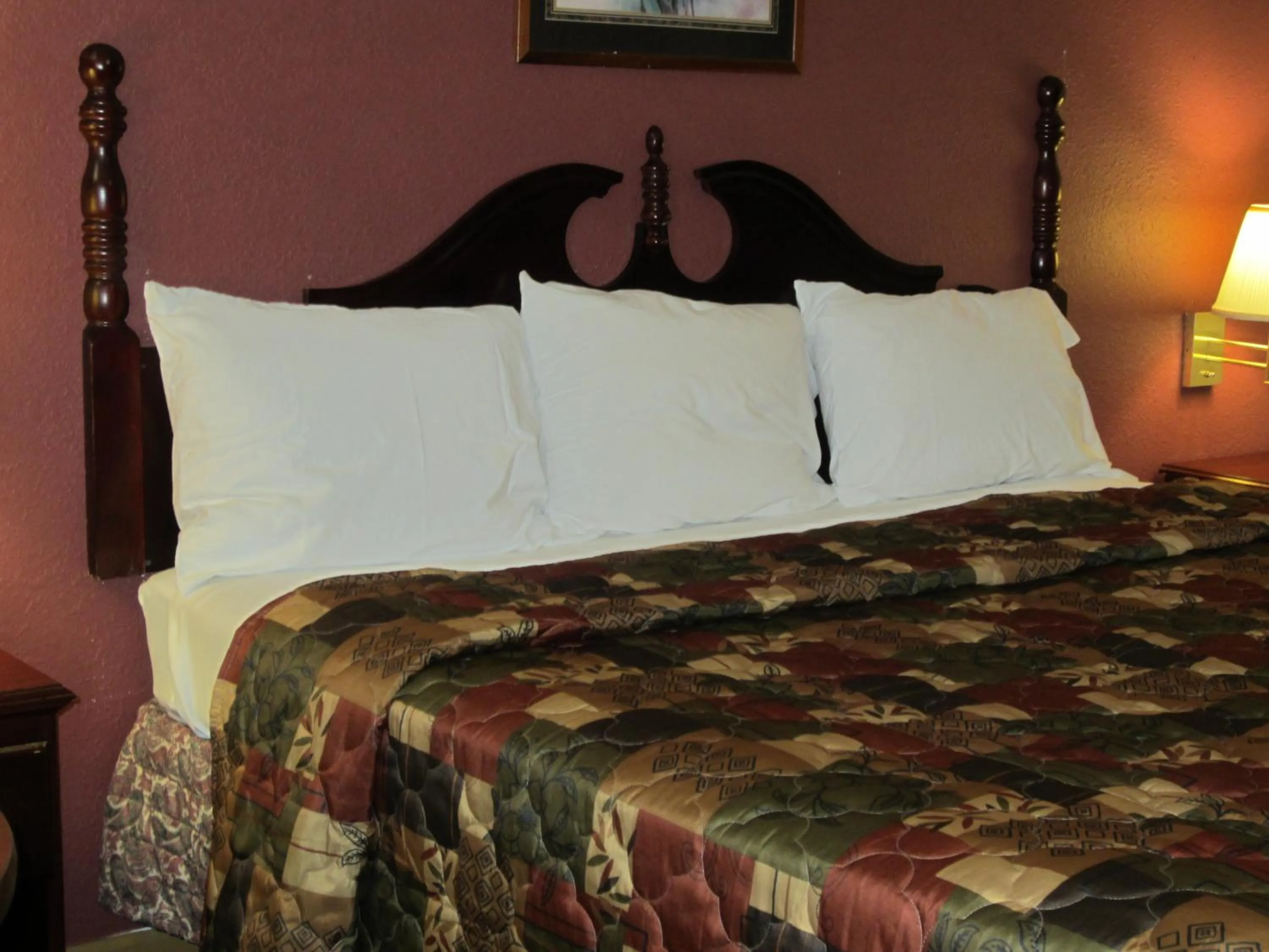 Bathroom, Bed in First Western Inn - Fairmont City