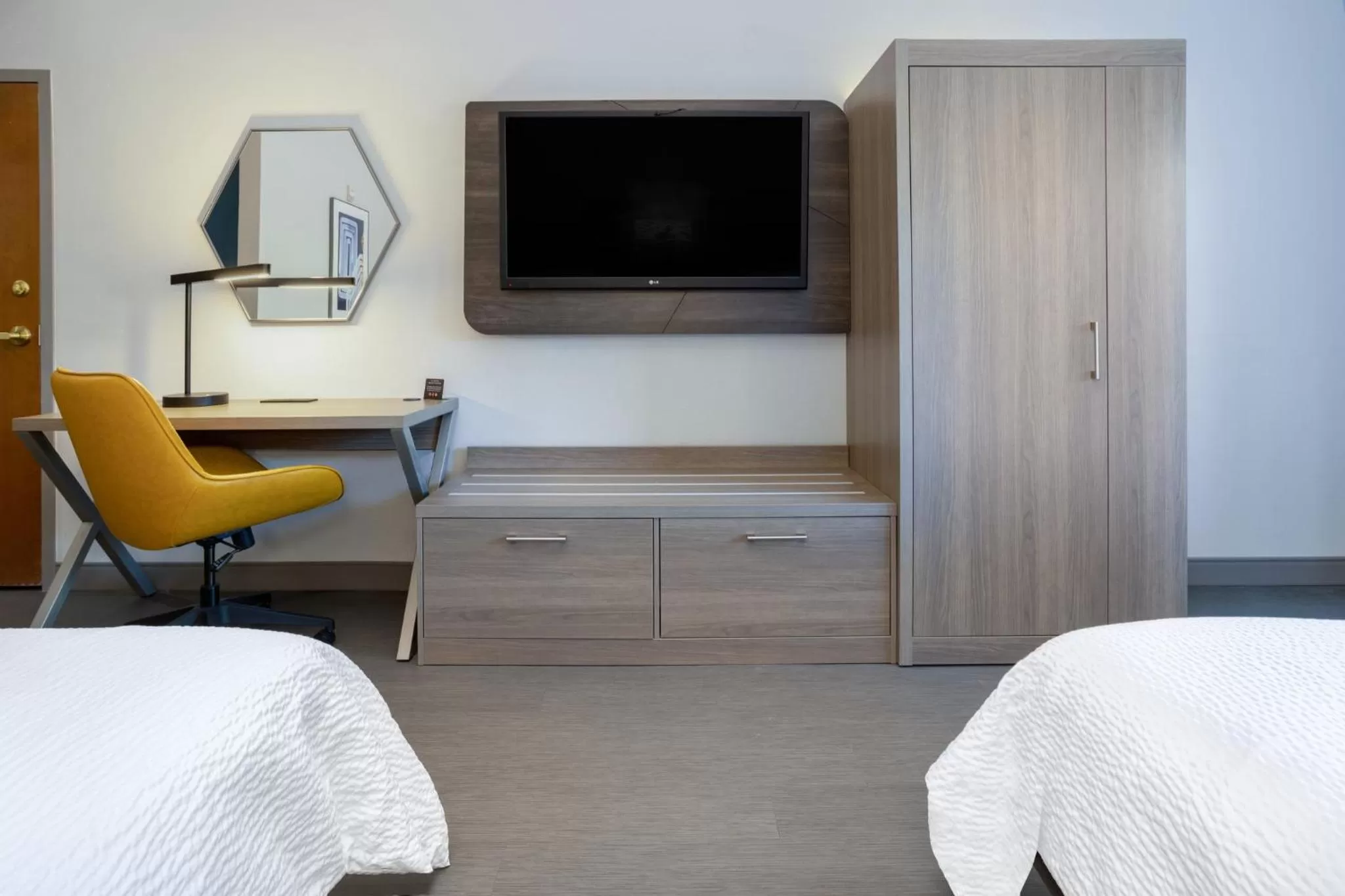 Photo of the whole room, Bed in Holiday Inn Express and Suites Tampa I-75 at Bruce B. Downs by IHG