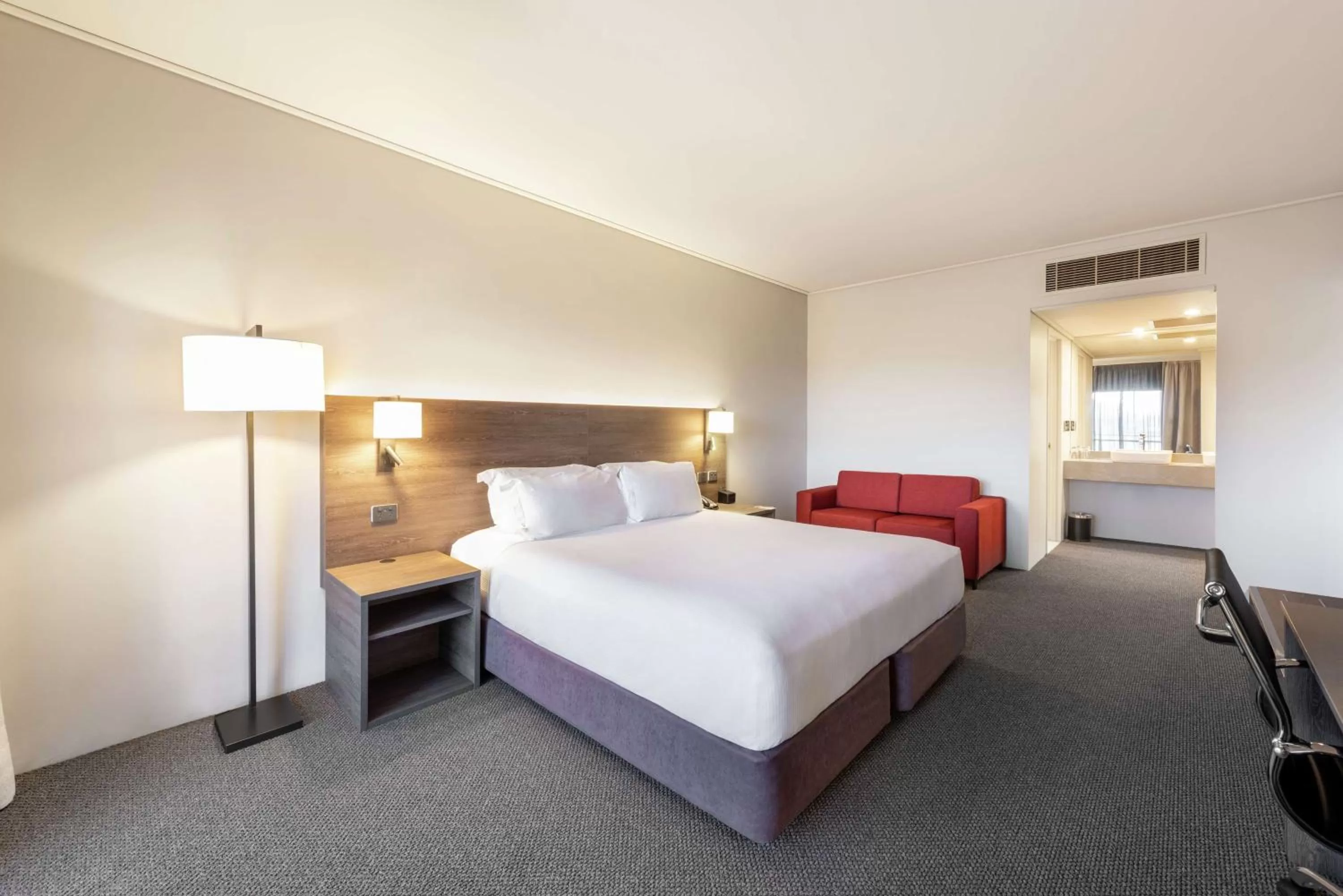 Bed in DoubleTree by Hilton Alice Springs