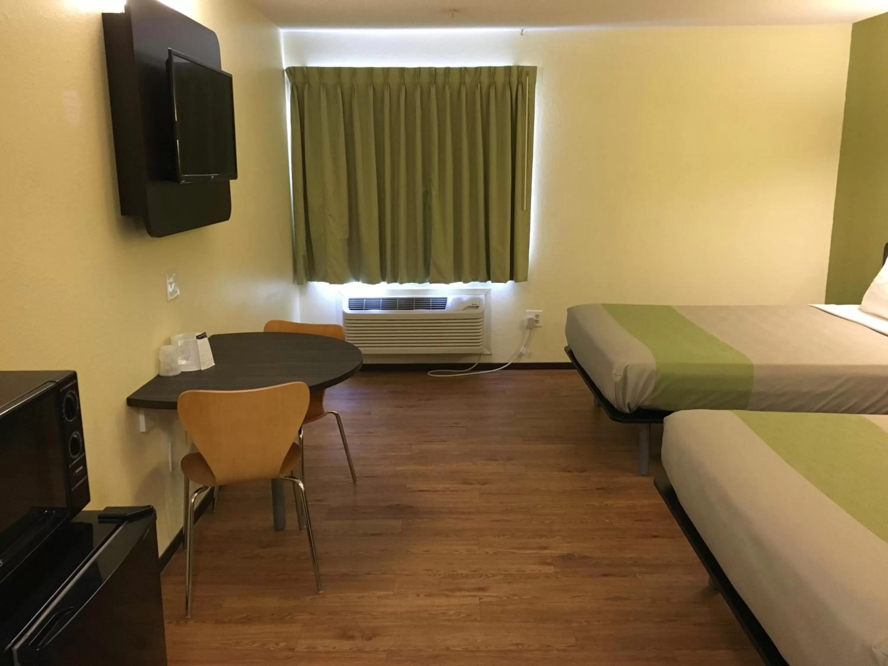 Bedroom, Bed in Motel 6-Troy, IL