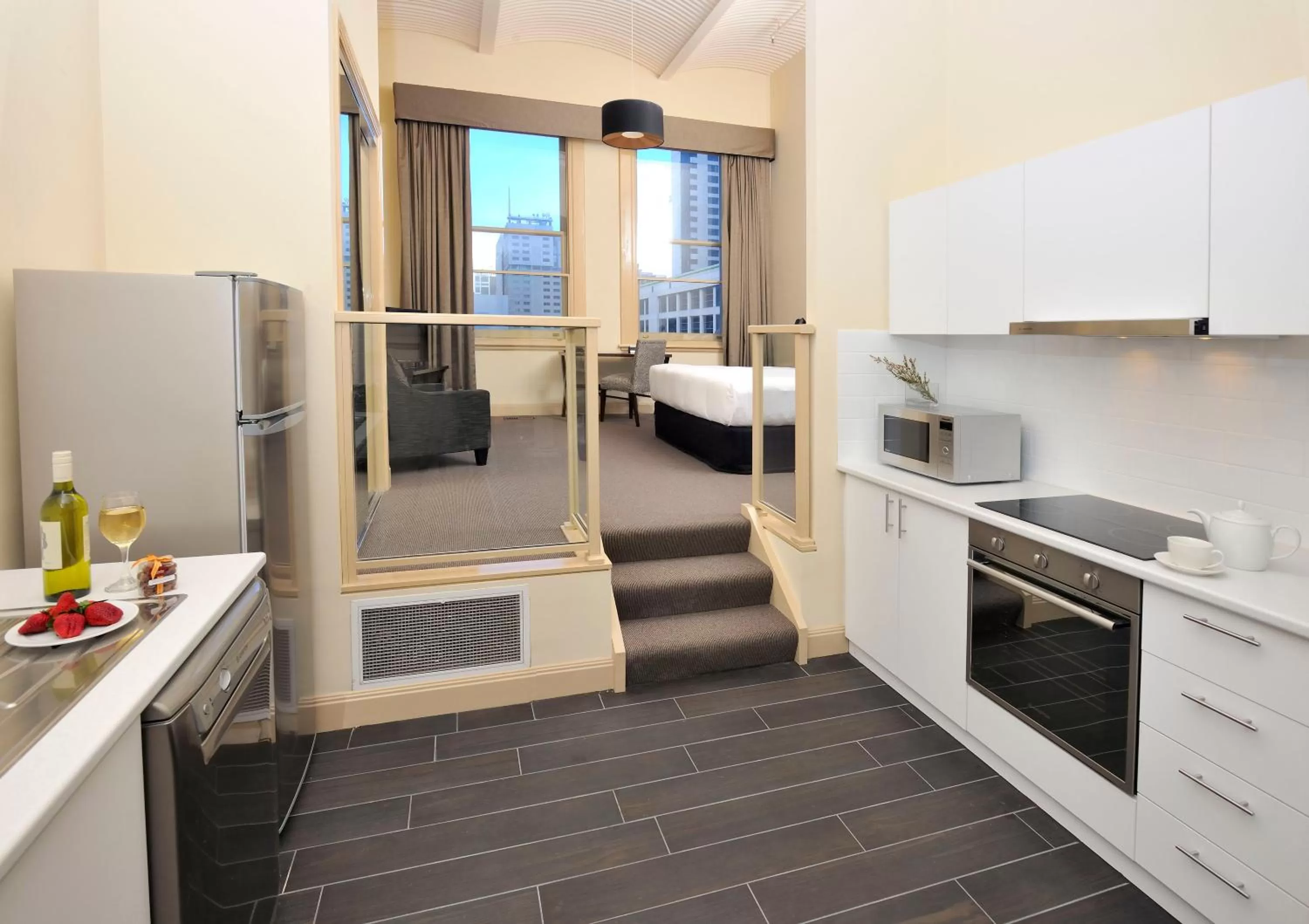 Kitchen or kitchenette, Bed in Grand Hotel Melbourne