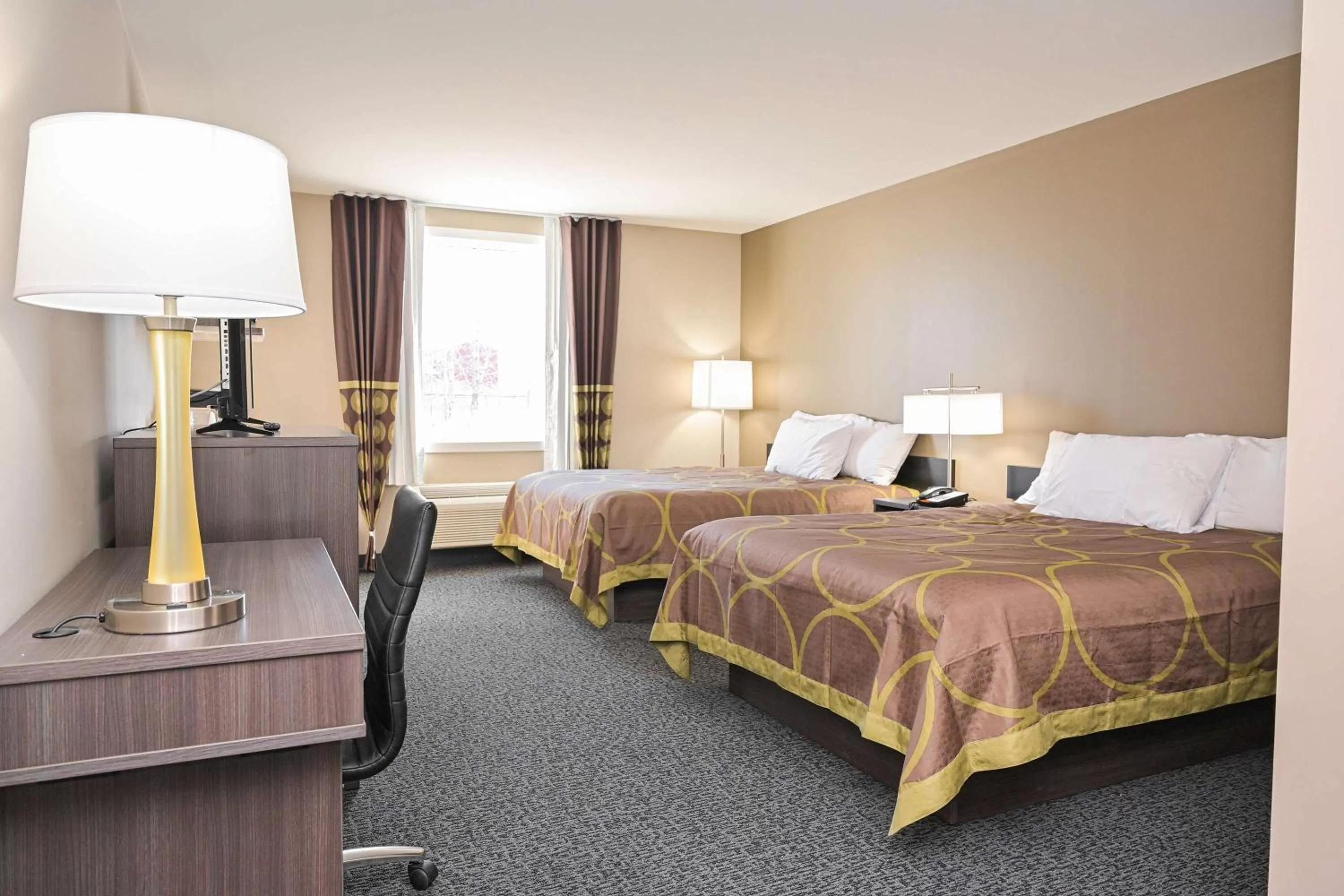 Photo of the whole room, Bed in Super 8 by Wyndham Moosonee