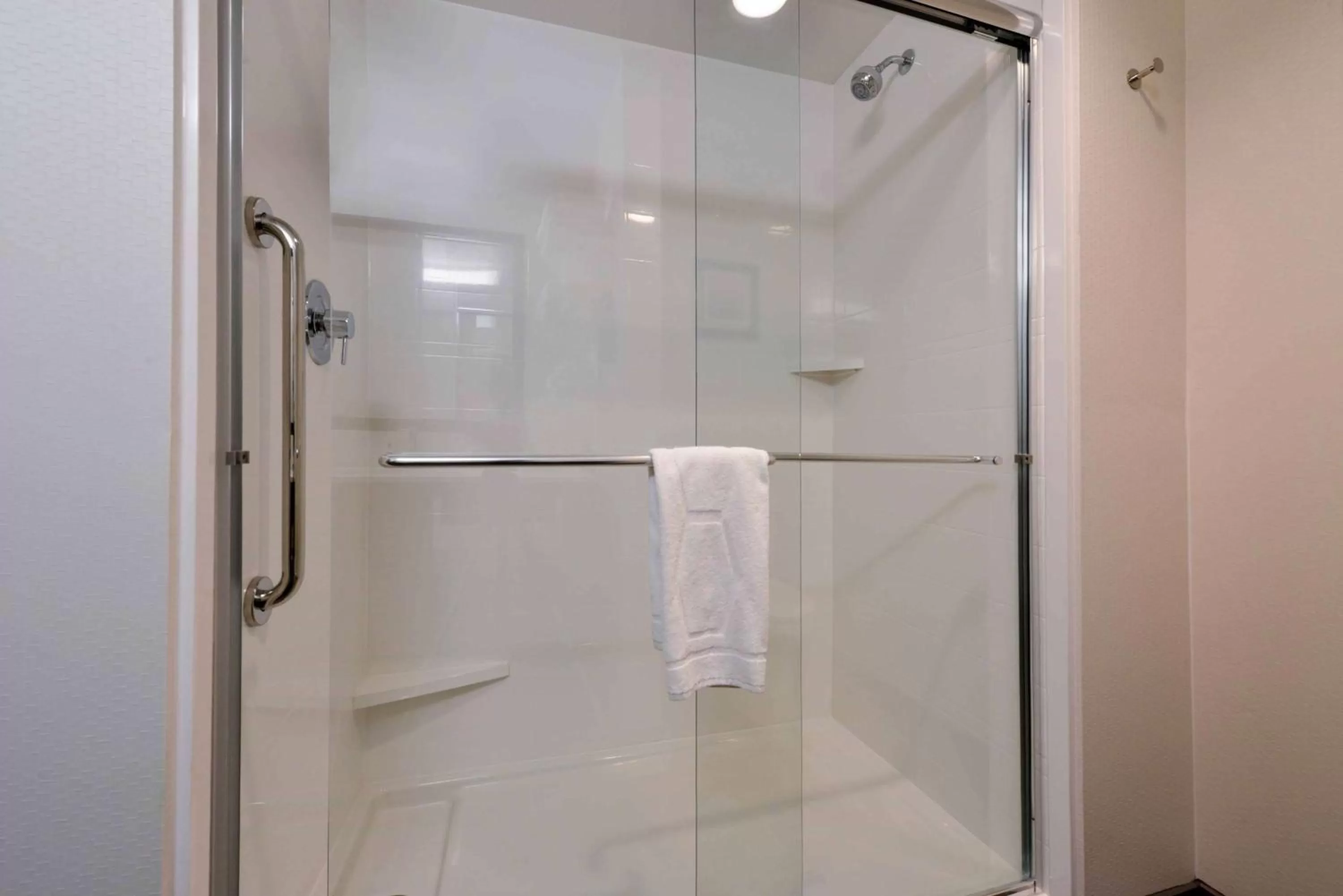 Bathroom in Hampton Inn Pittsburgh - Wexford - Cranberry South