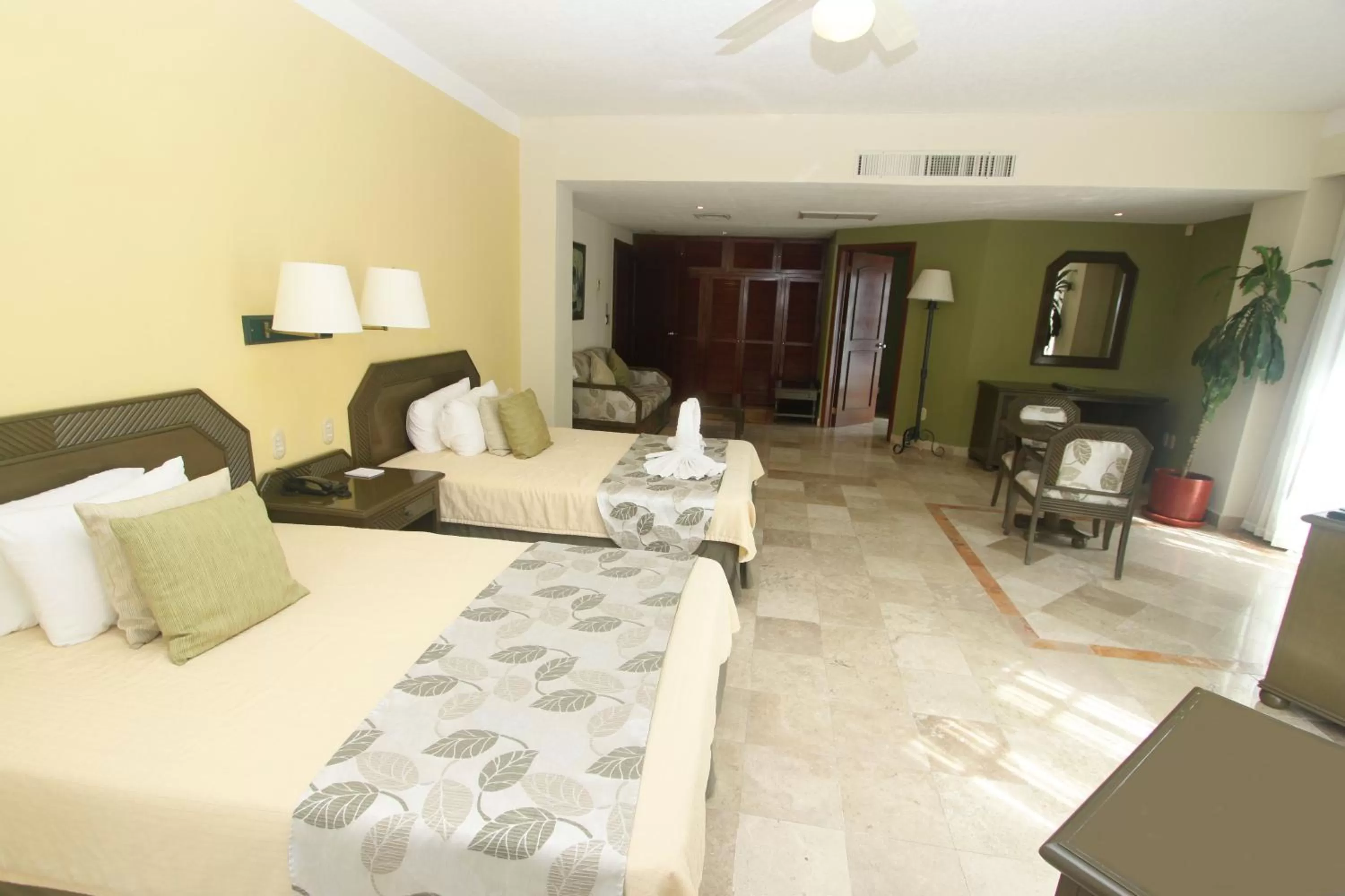 Photo of the whole room in Hotel Los Itzaes by 5th av