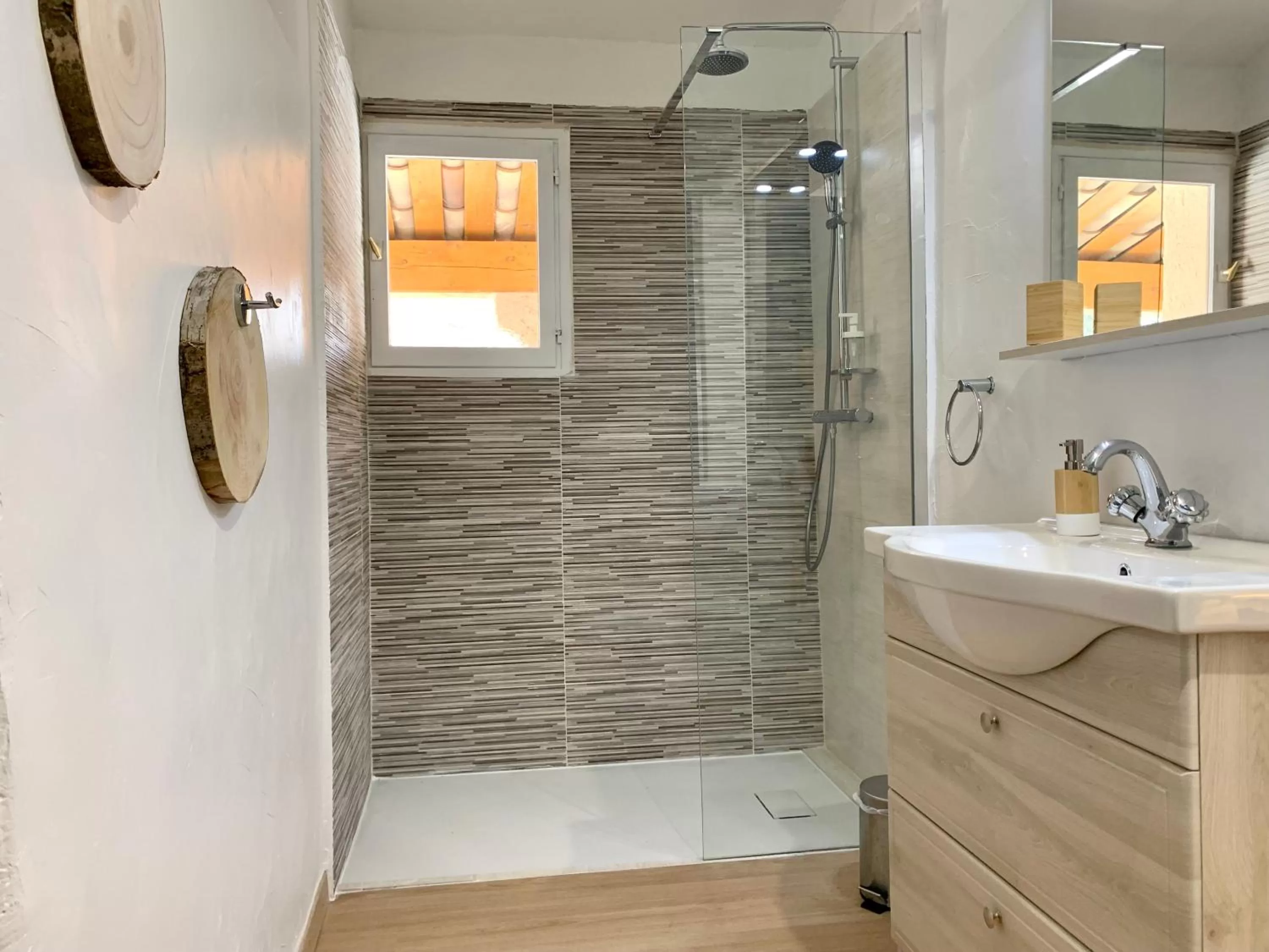 Bathroom in La Salamandre en Provence