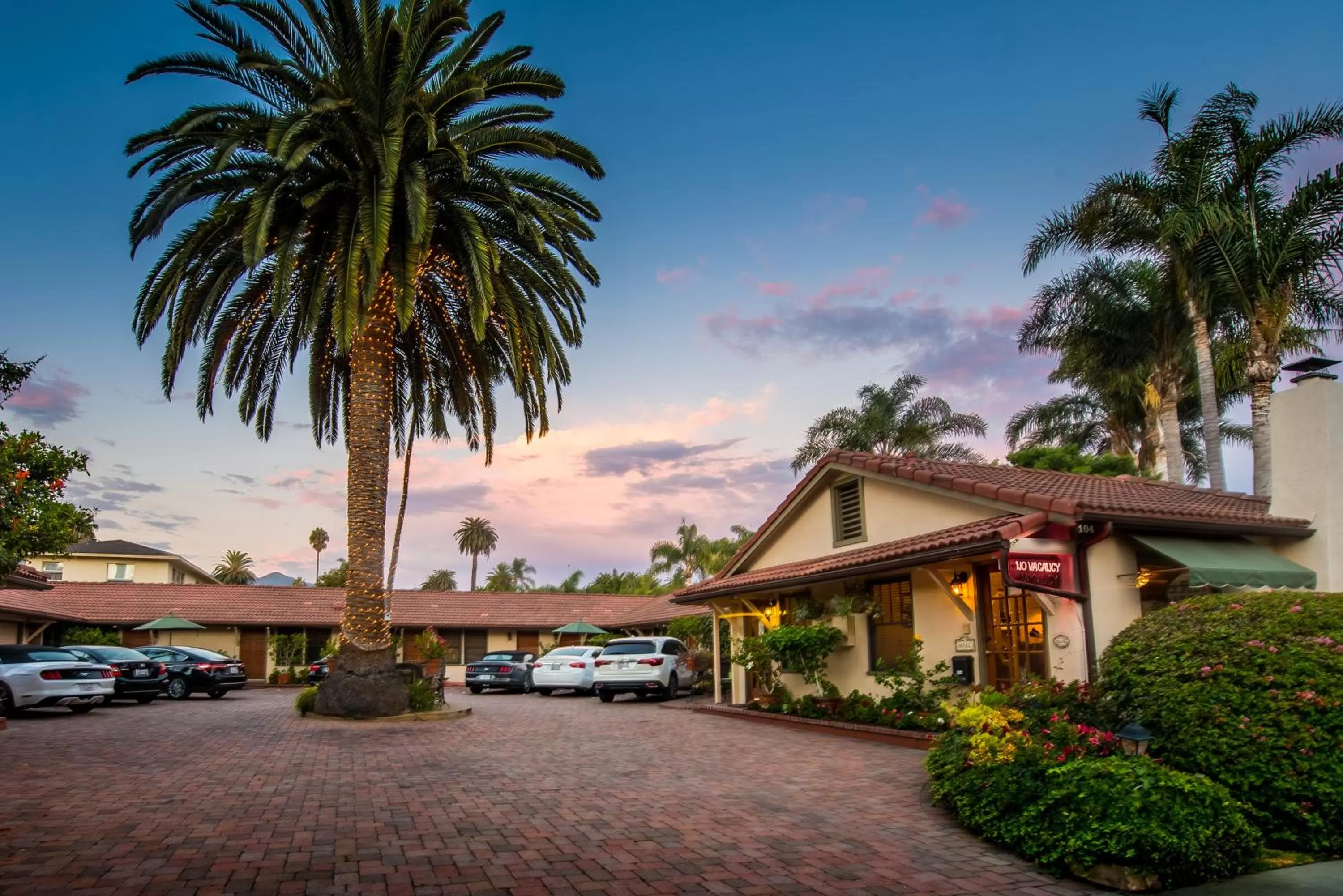 Facade/entrance in Harbor House Inn
