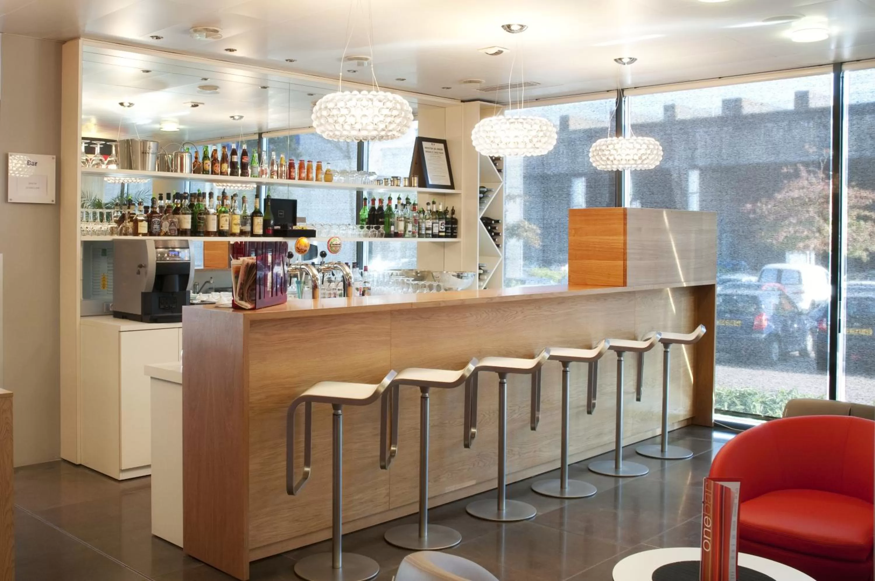 Lounge or bar in Holiday Inn Express Saint-Nazaire by IHG