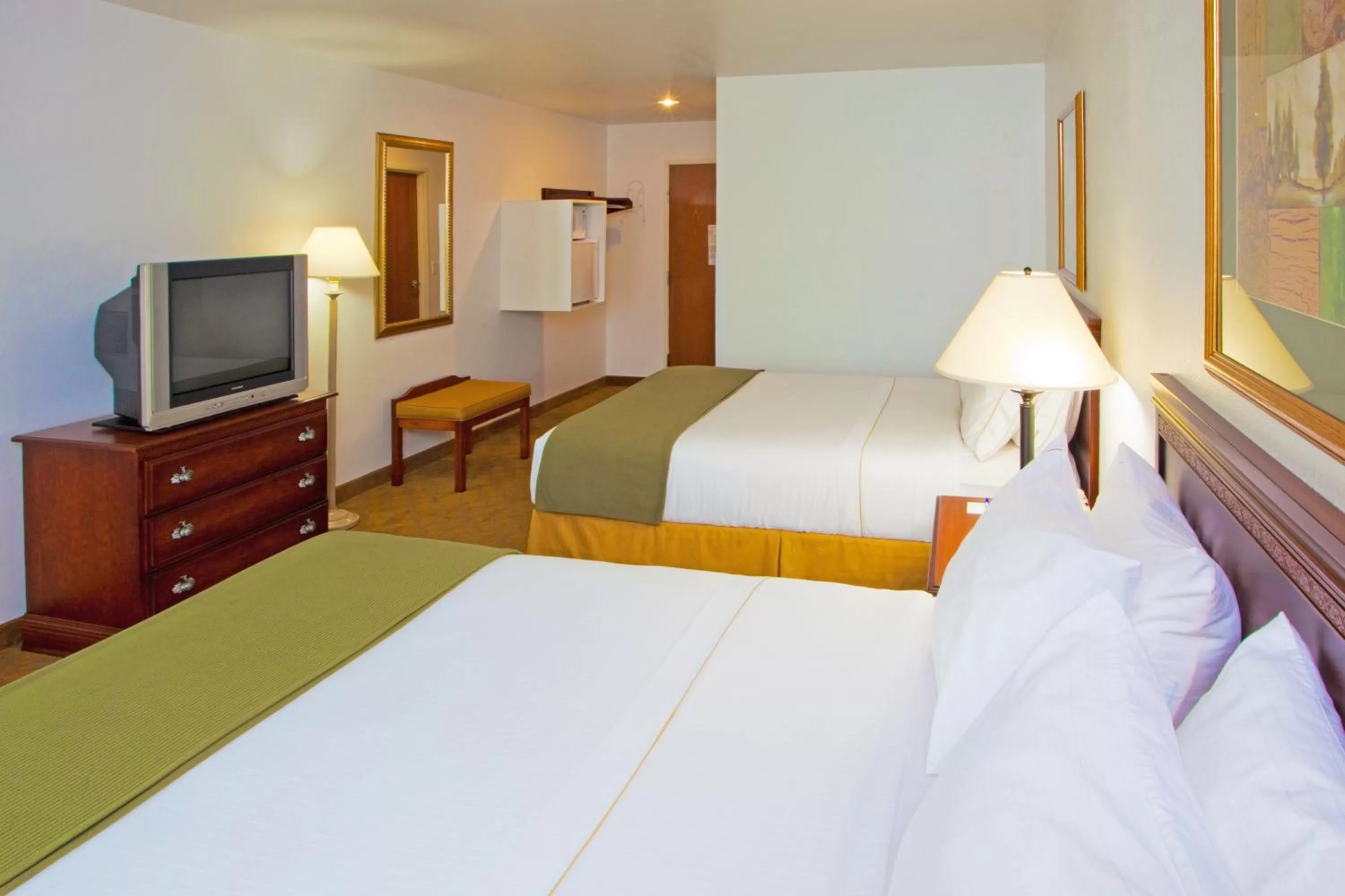 Bed in Holiday Inn Express Hotel & Suites Elkins by IHG