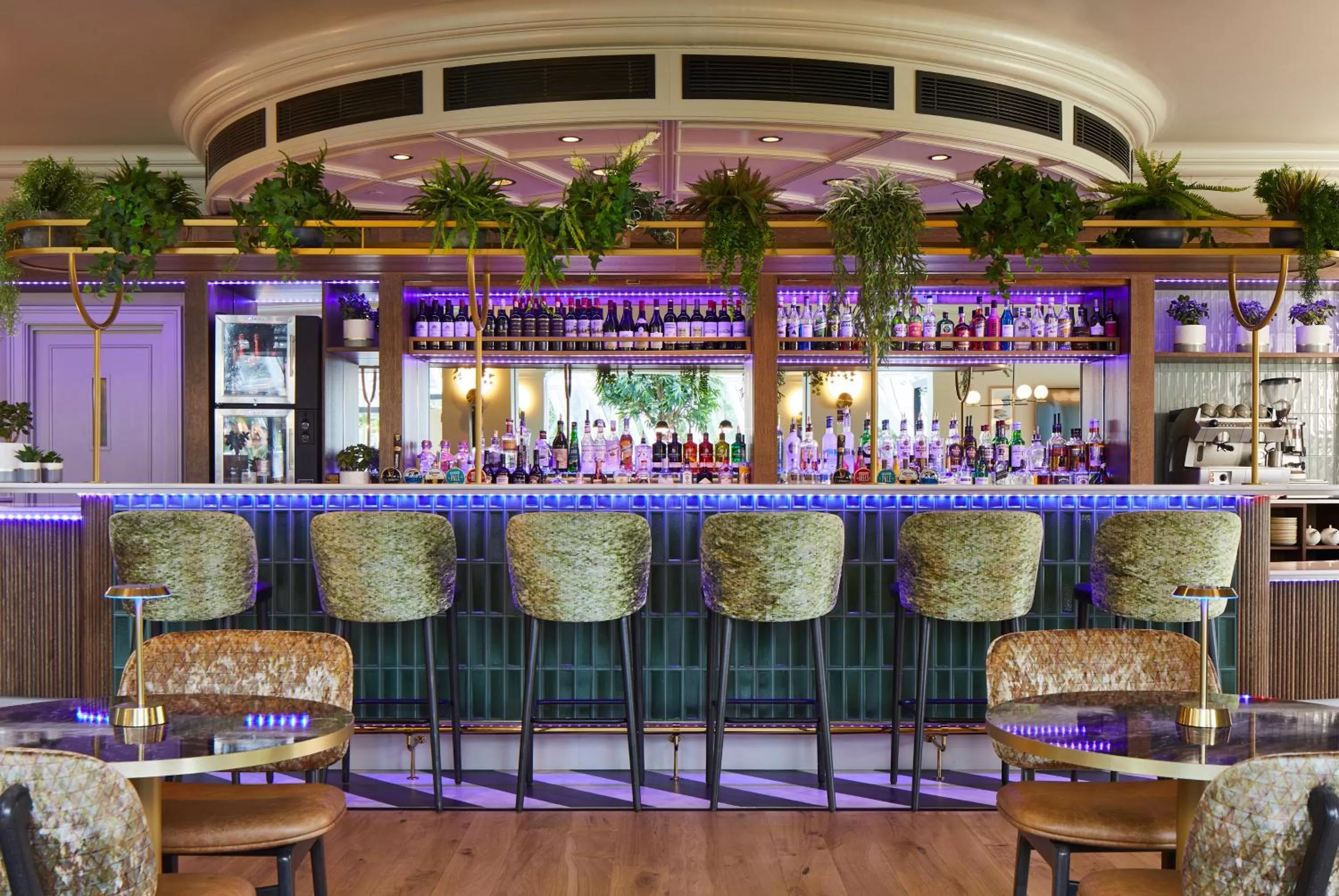 Lounge or bar in Leonardo Royal Southampton Grand Harbour