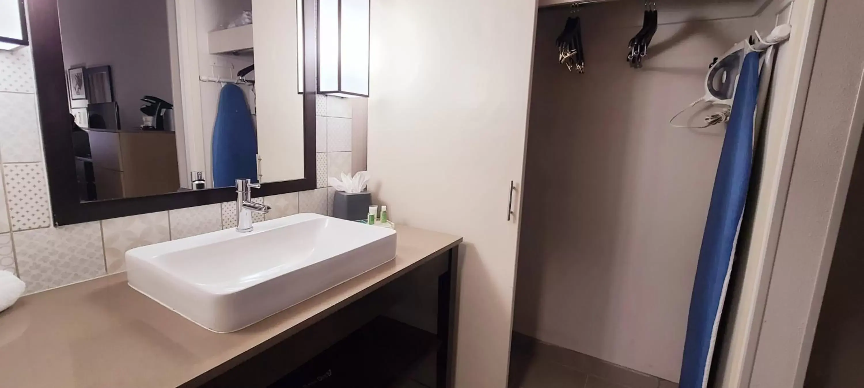Double Room - Mobility Access with Roll-in Shower in Holiday Inn El Paso West – Sunland Park by IHG Double Room - Mobility Access with Roll-in Shower in Holiday Inn El Paso West – Sunland Park by IHG