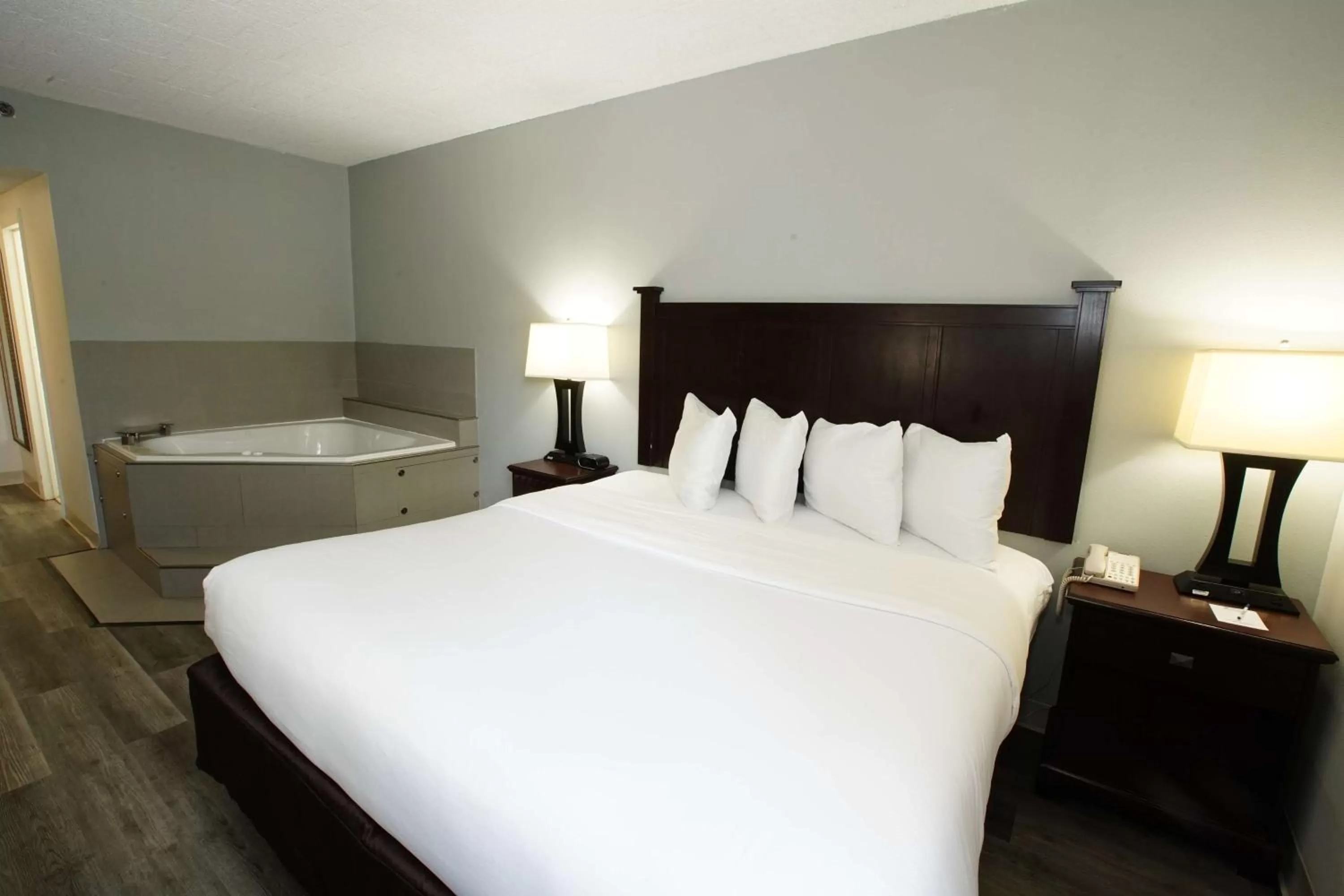 Bed in Best Western Paramus Hotel & Suites