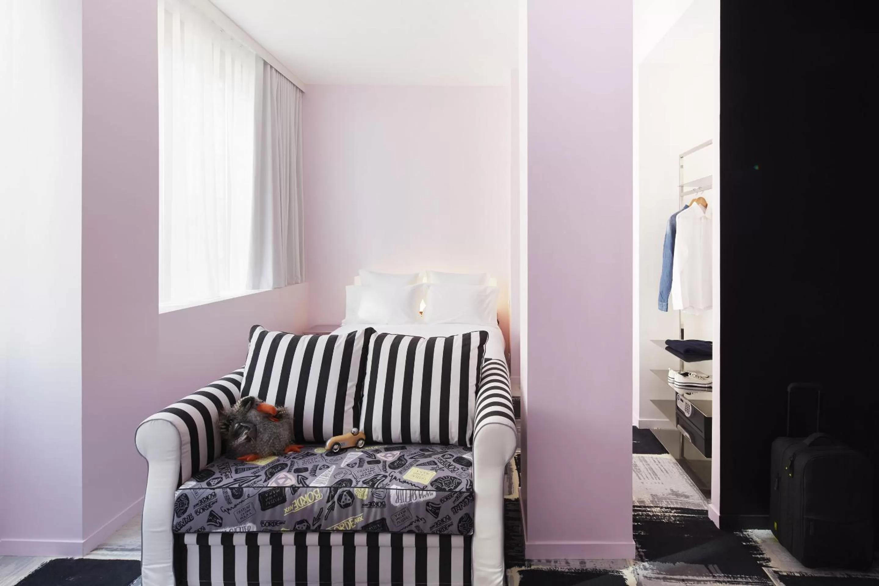 Seating area, Bed in Mama Shelter Bordeaux Centre