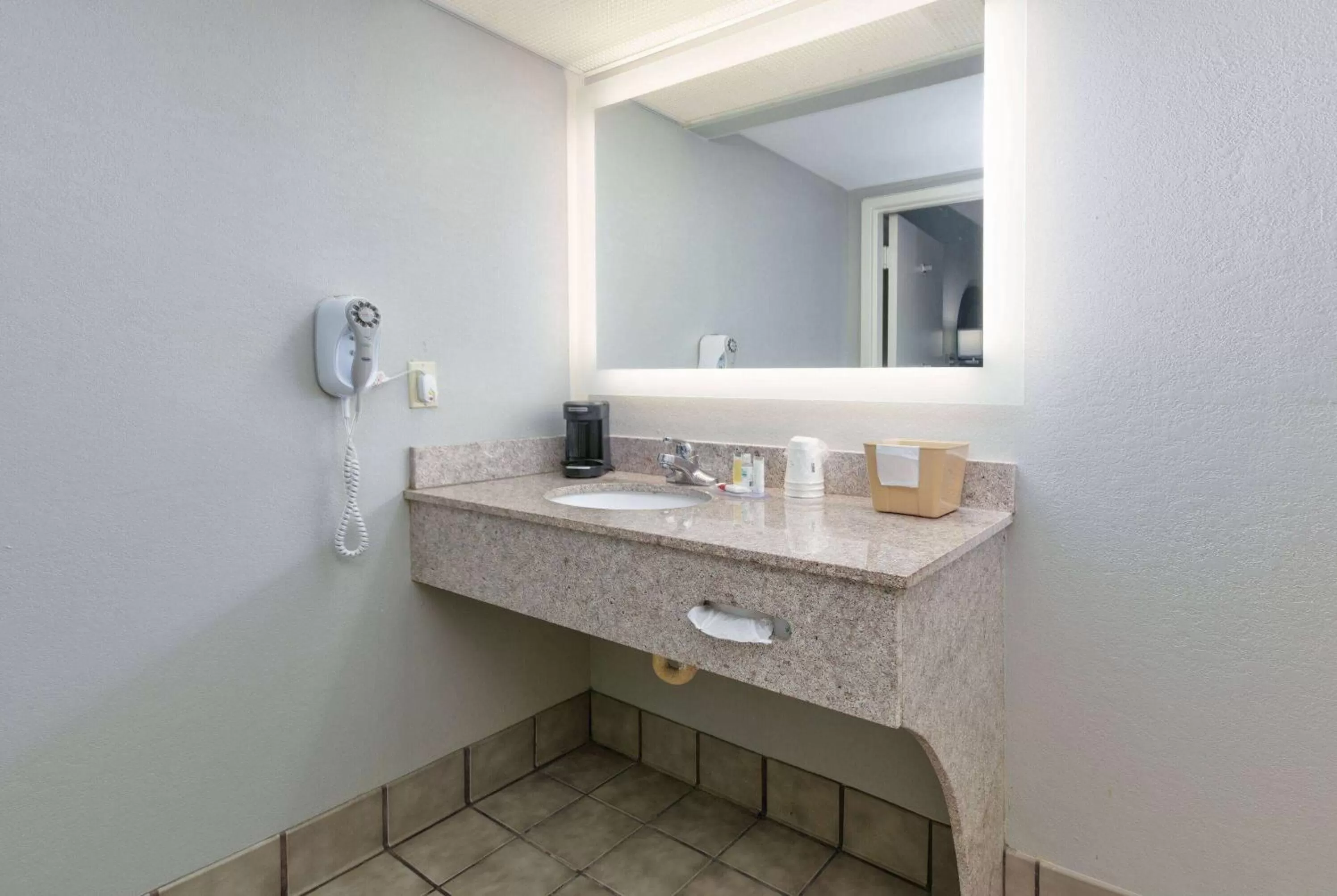 TV and multimedia in Super 8 by Wyndham Diberville Biloxi Area