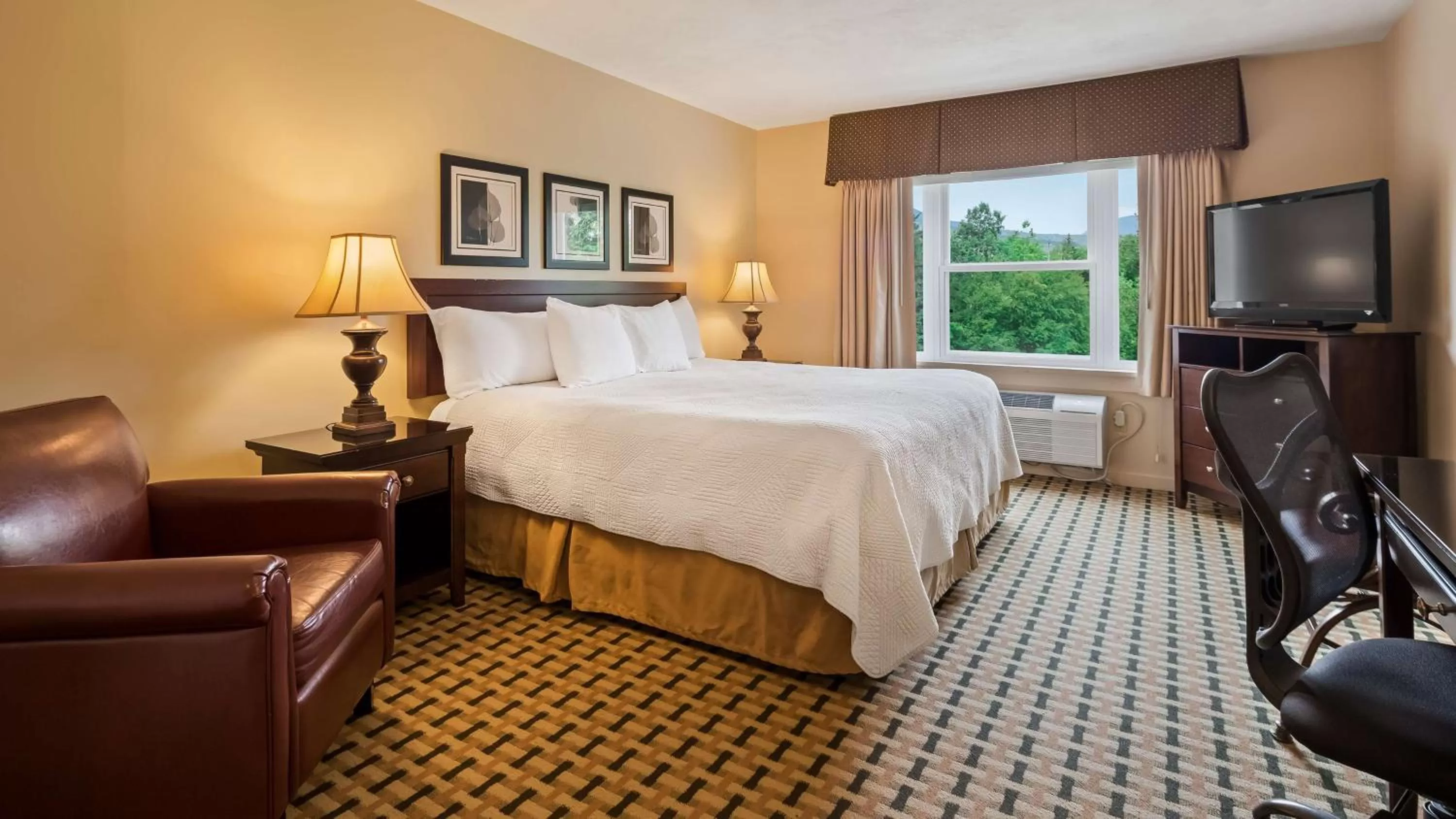 Bed in Silver Fox Inn