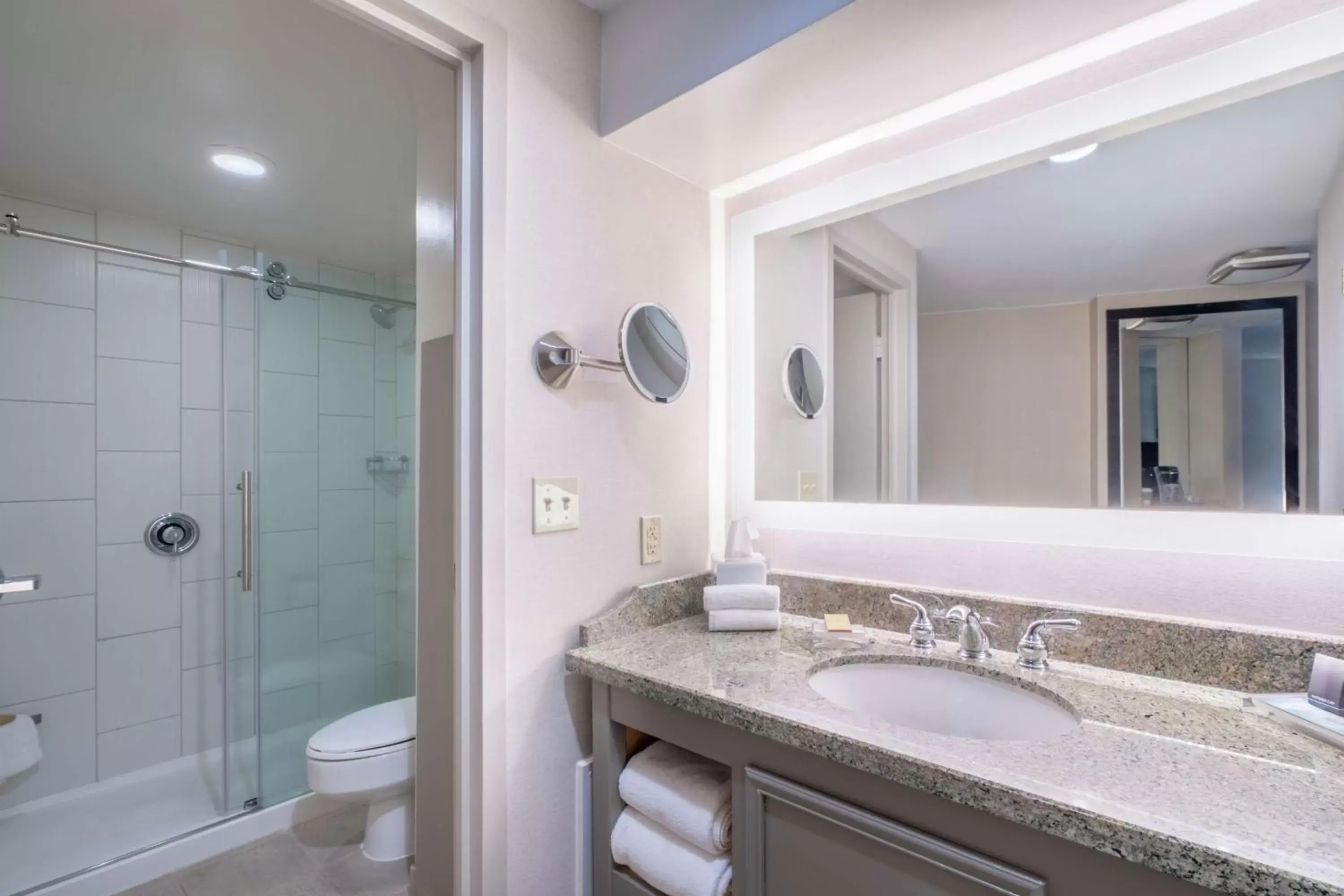 King Room - Hearing Access in Hilton Memphis King Room - Hearing Access in Hilton Memphis