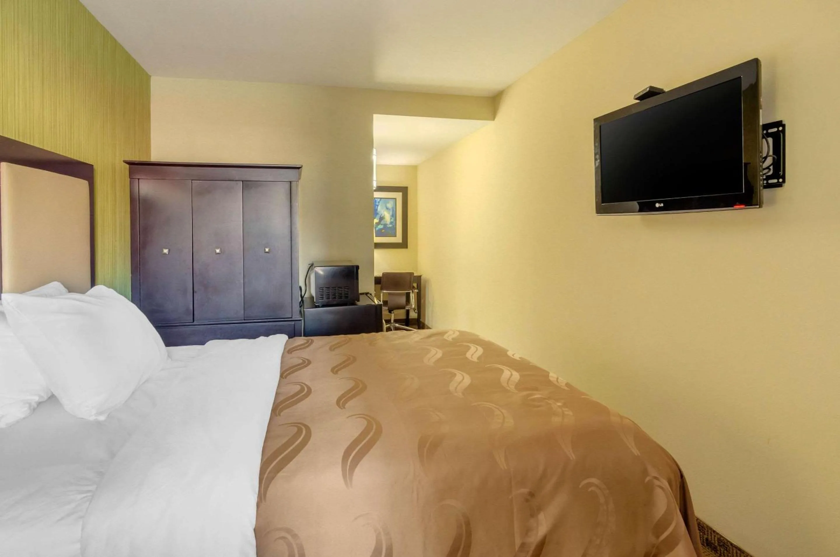 Photo of the whole room, Bed in Quality Inn Covington Downtown