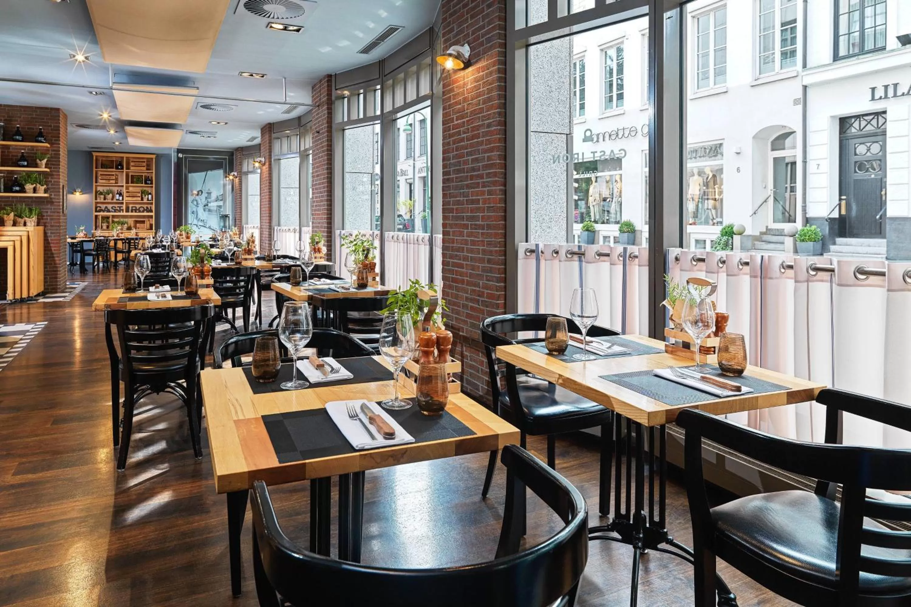 Restaurant/places to eat in Hamburg Marriott Hotel