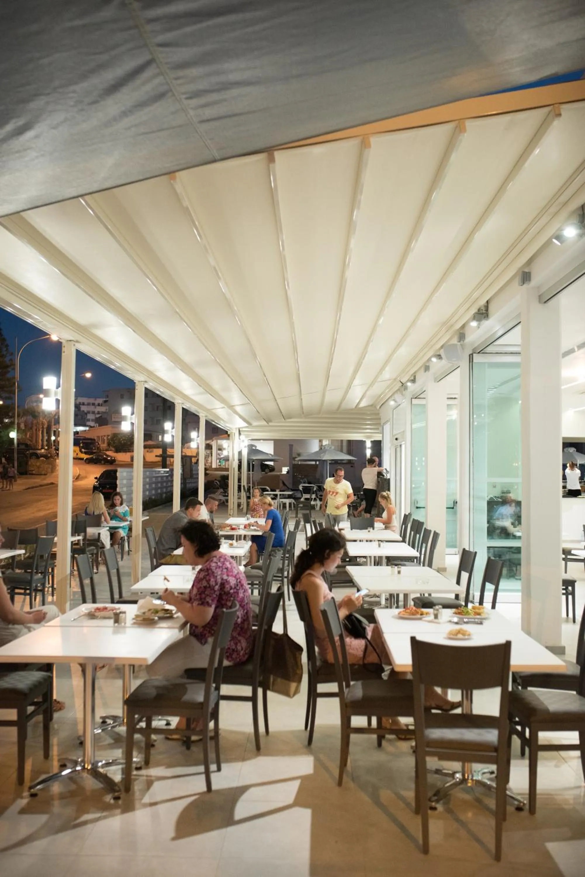 Restaurant/places to eat in Mandali Hotel