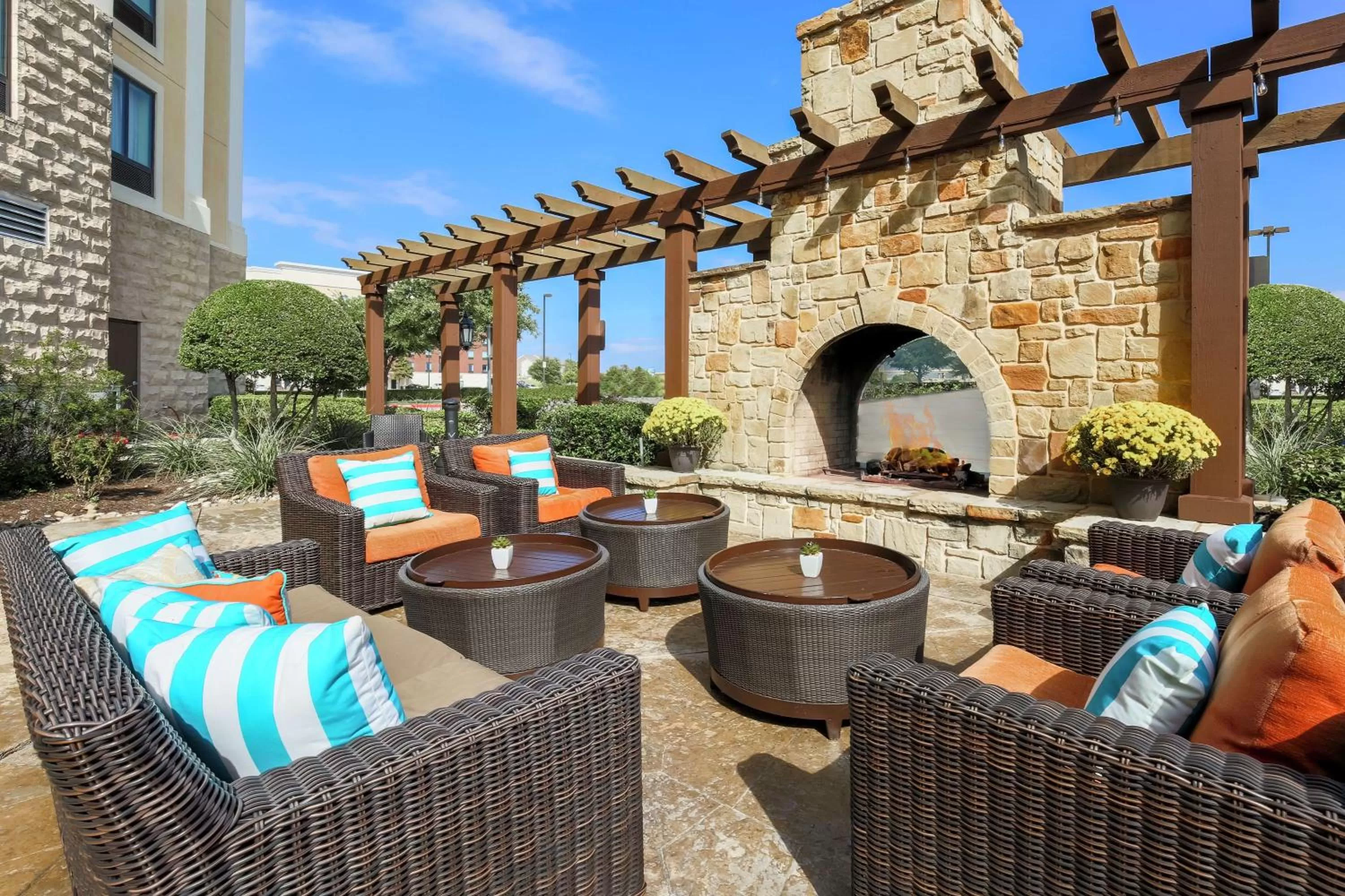 Inner courtyard view in Hilton Garden Inn Dallas Lewisville