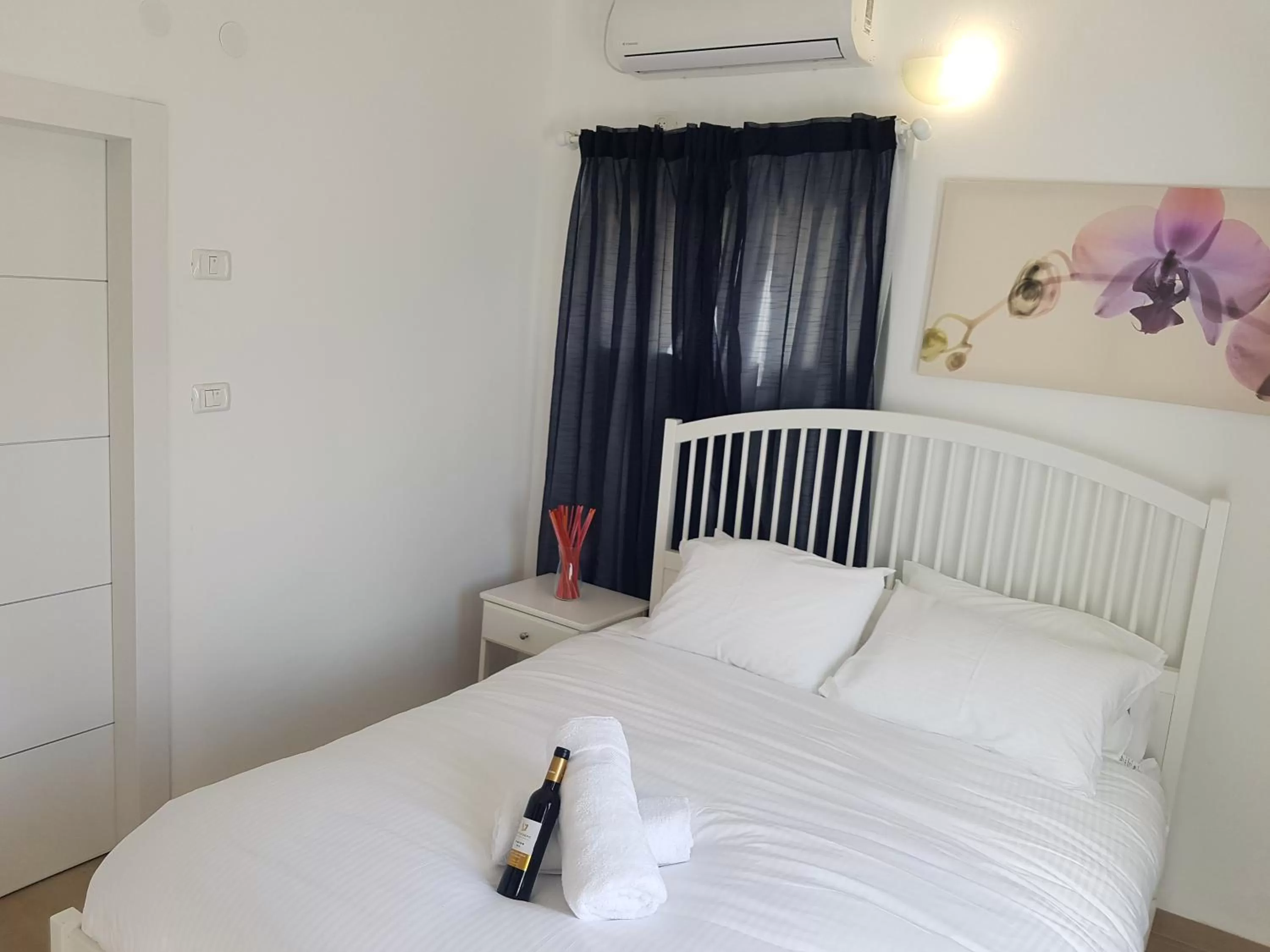 Bedroom, Bed in אבני החושן- Avnei Hoshen