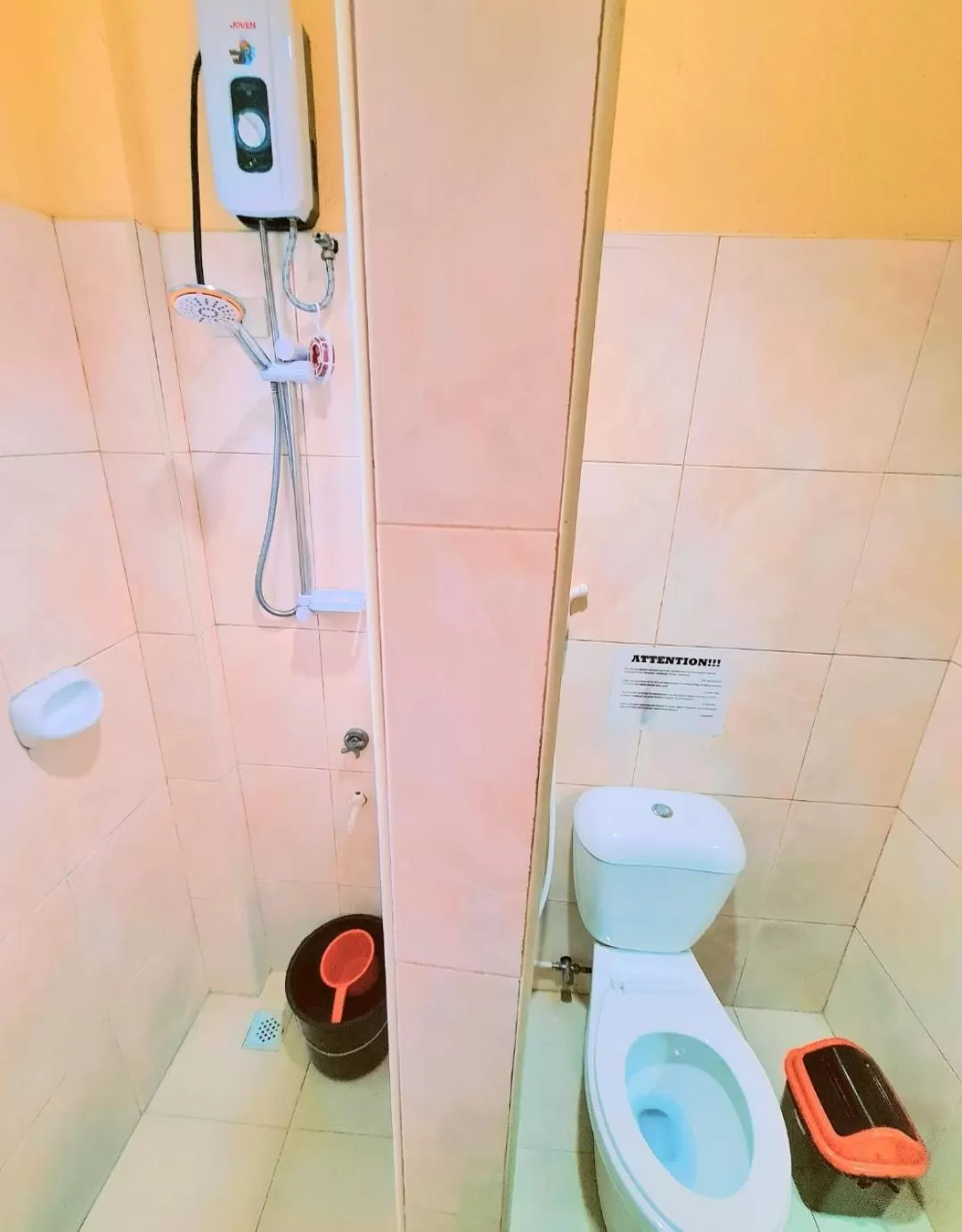 Shower in La-Familia Guest House