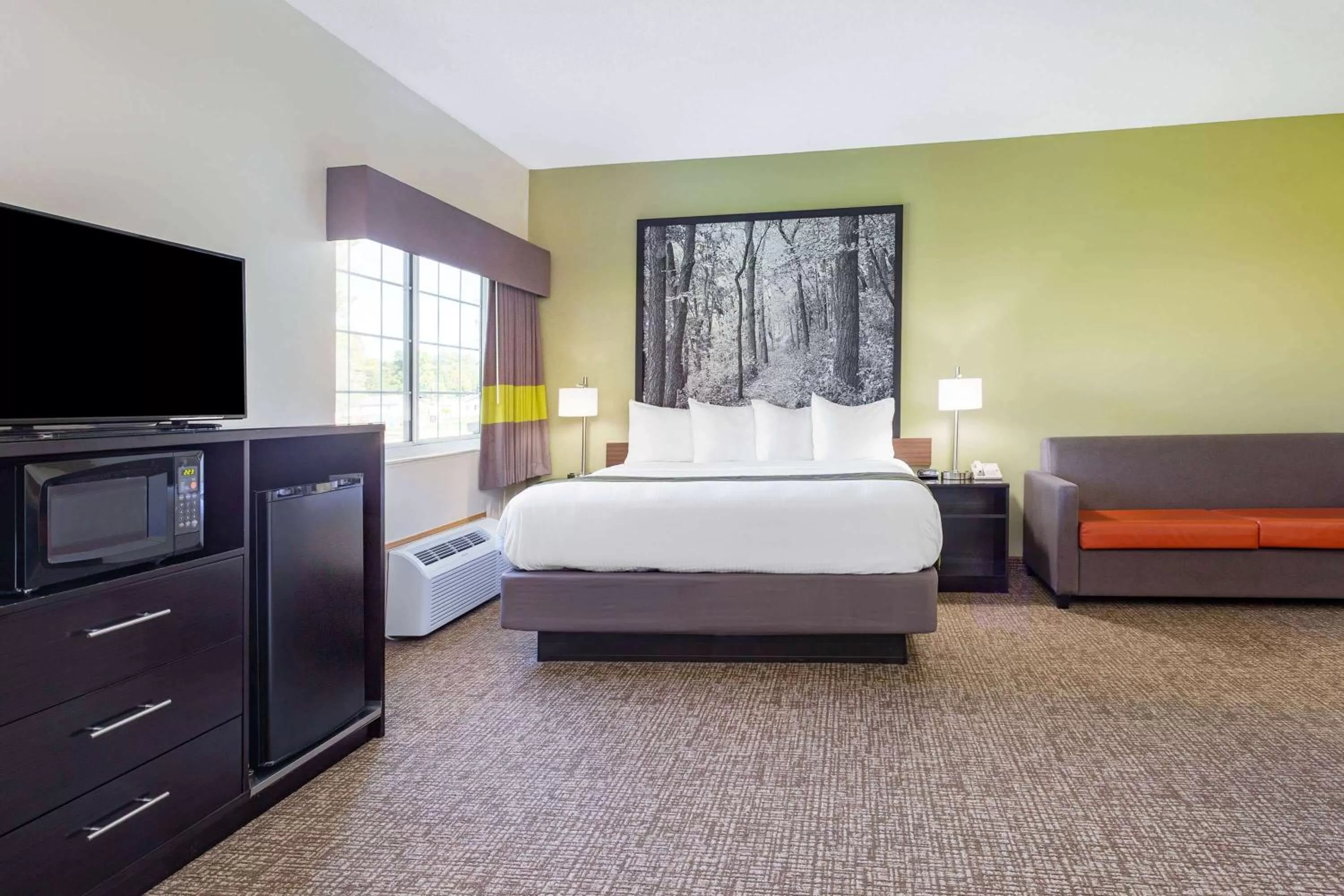 Photo of the whole room, Bed in Super 8 by Wyndham Emmetsburg