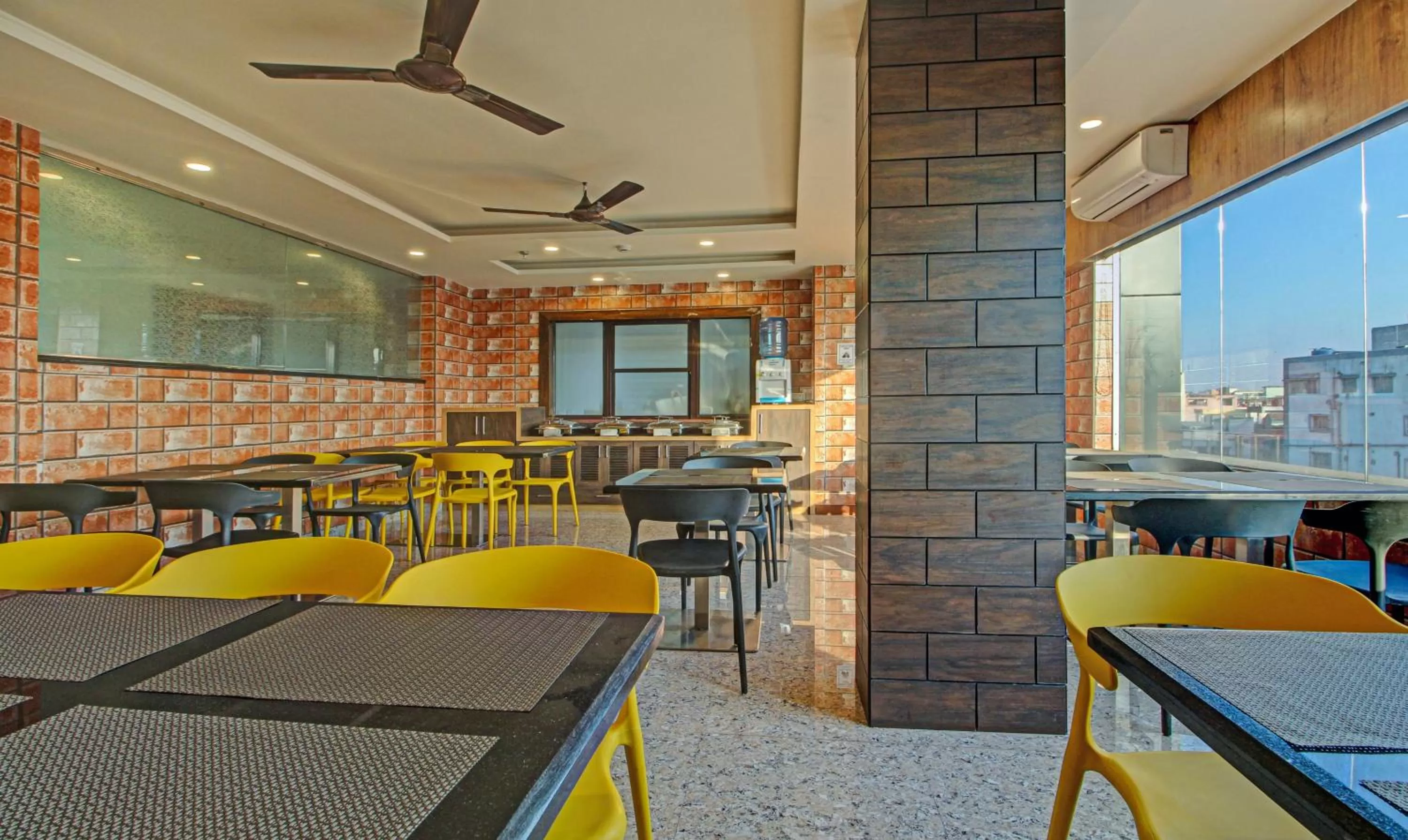 Restaurant/places to eat in Treebo Golden Heights