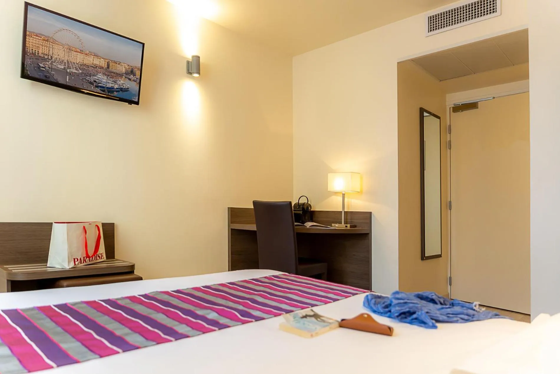 Photo of the whole room, Bed in Hotel Terminus Saint-Charles