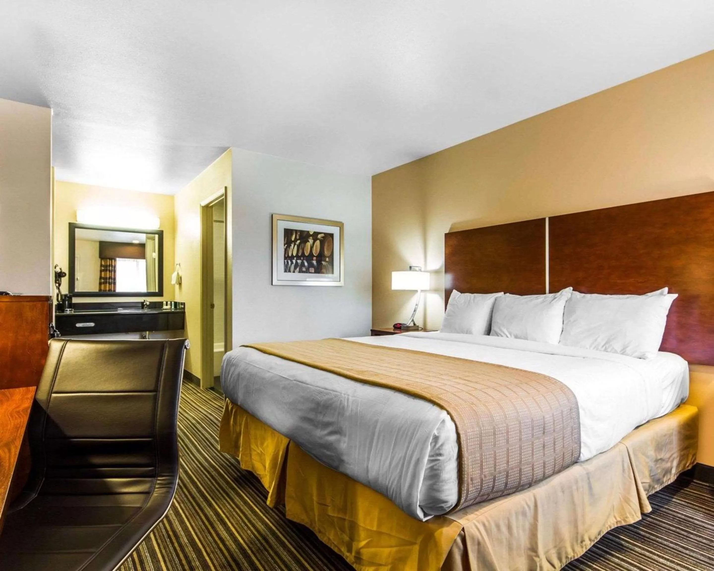 Photo of the whole room, Bed in Quality Inn Martinez