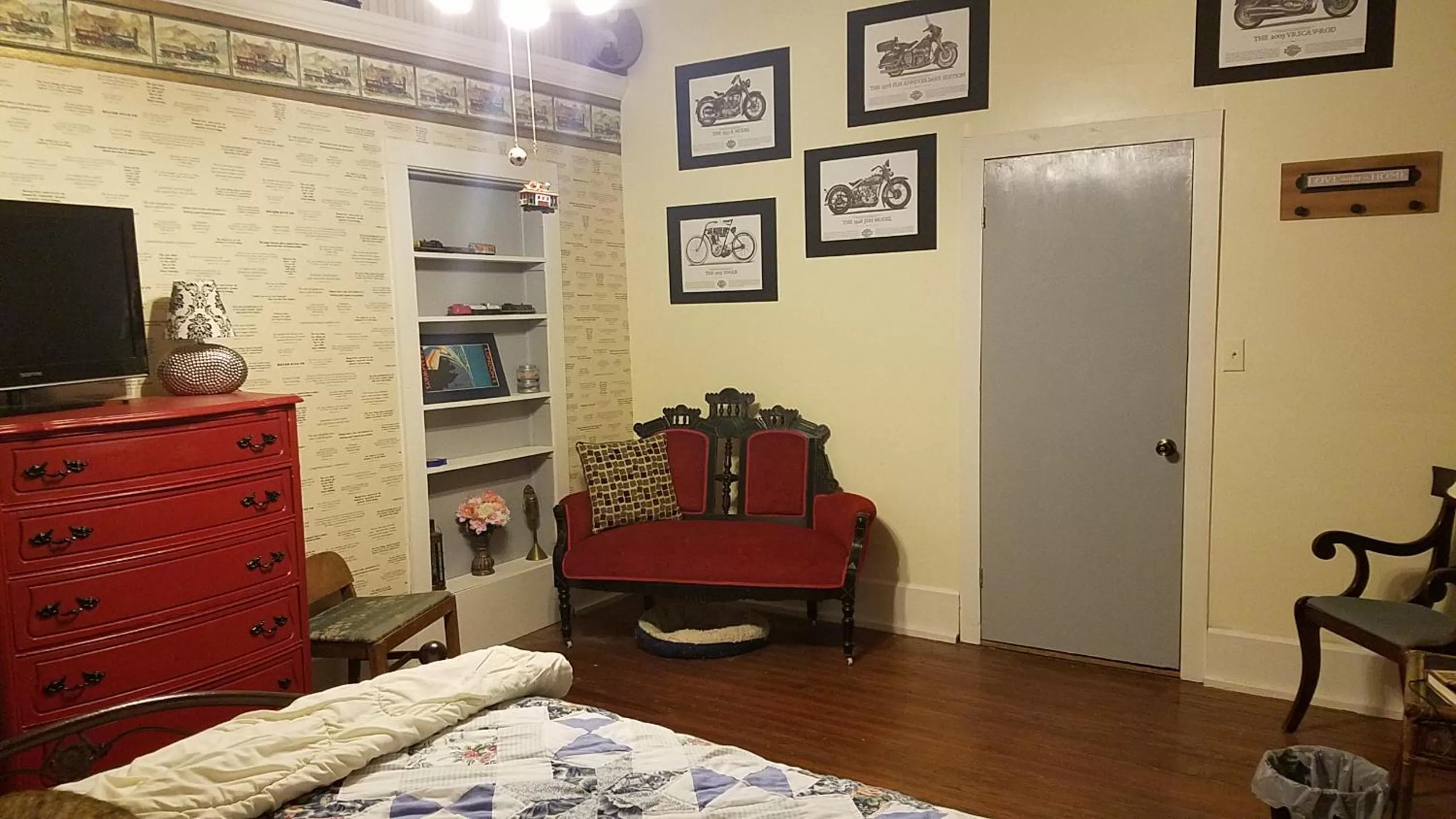 Photo of the whole room, Bed in 1890 Karcher Haus