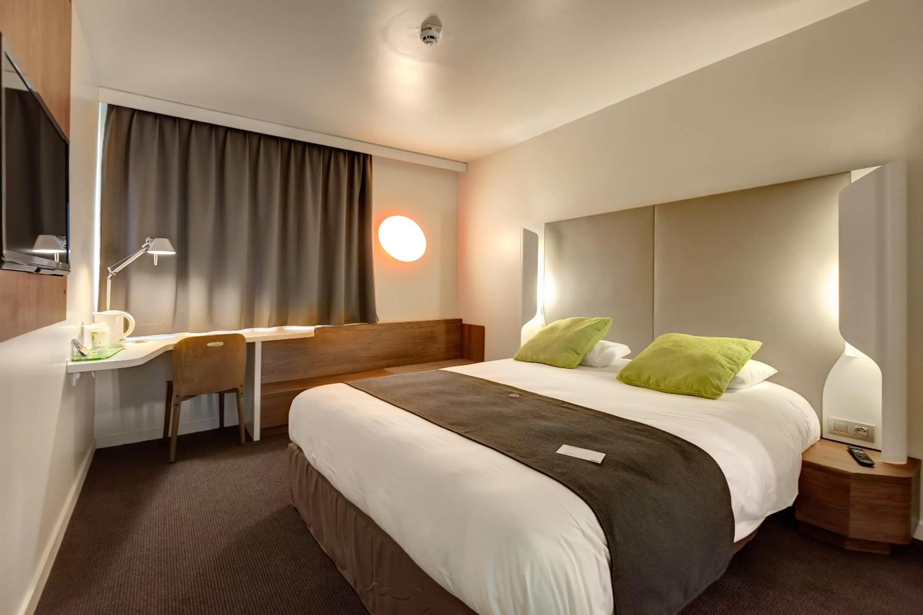 Bedroom, Bed in Campanile La Roche Sur Yon Centre Gare