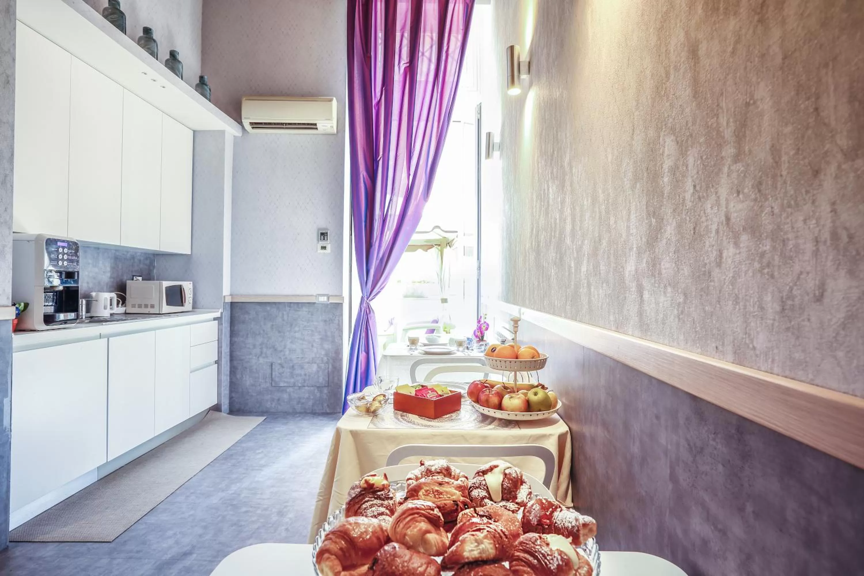 Communal lounge/ TV room in History Suite