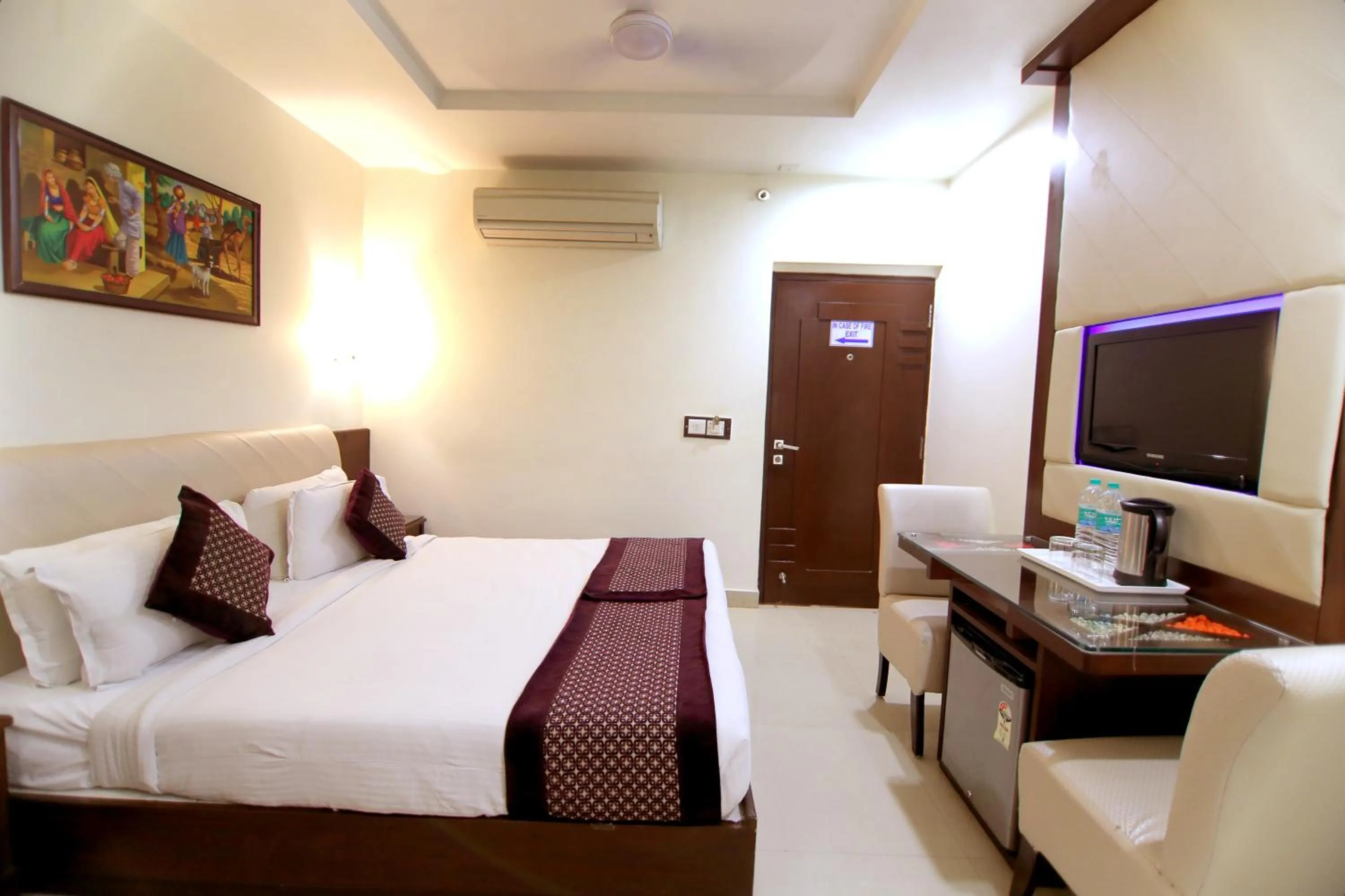 Bedroom, Bed in Taj Inn Hotel