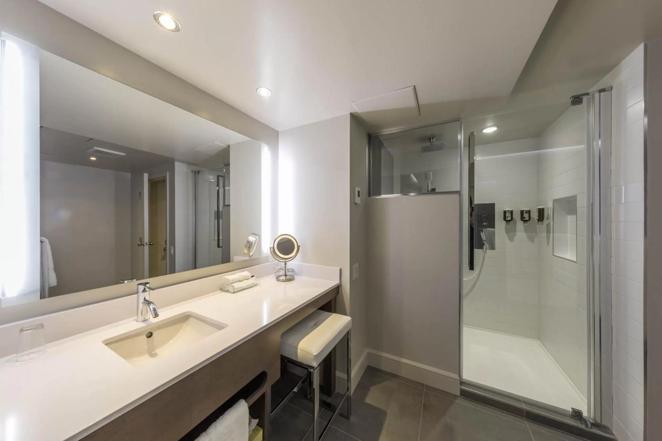 Bathroom in Hôtel & Suites Normandin Québec