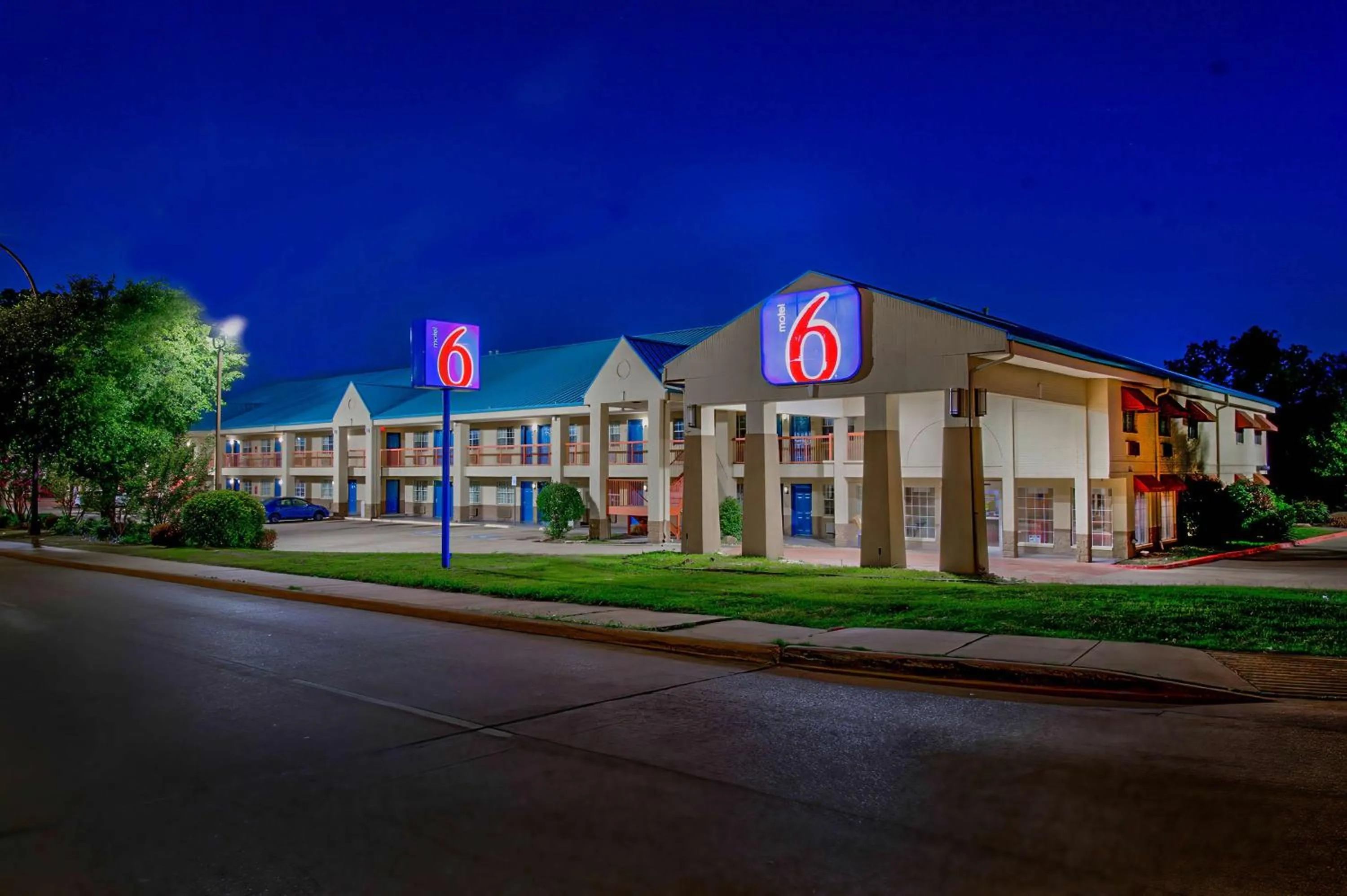 Property building in Motel 6-Arlington, TX