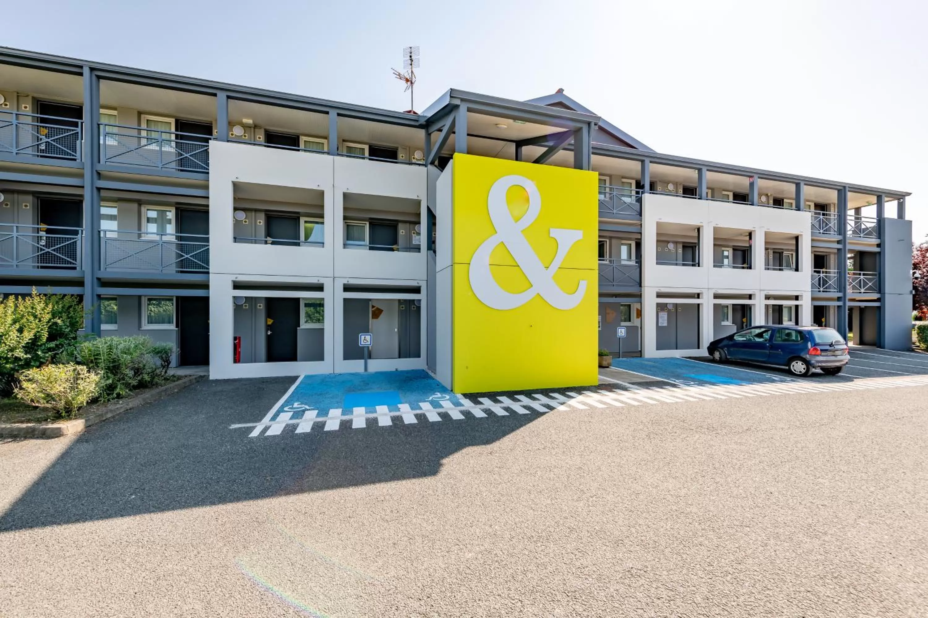 Facade/entrance in B&B HOTEL Périgueux Boulazac