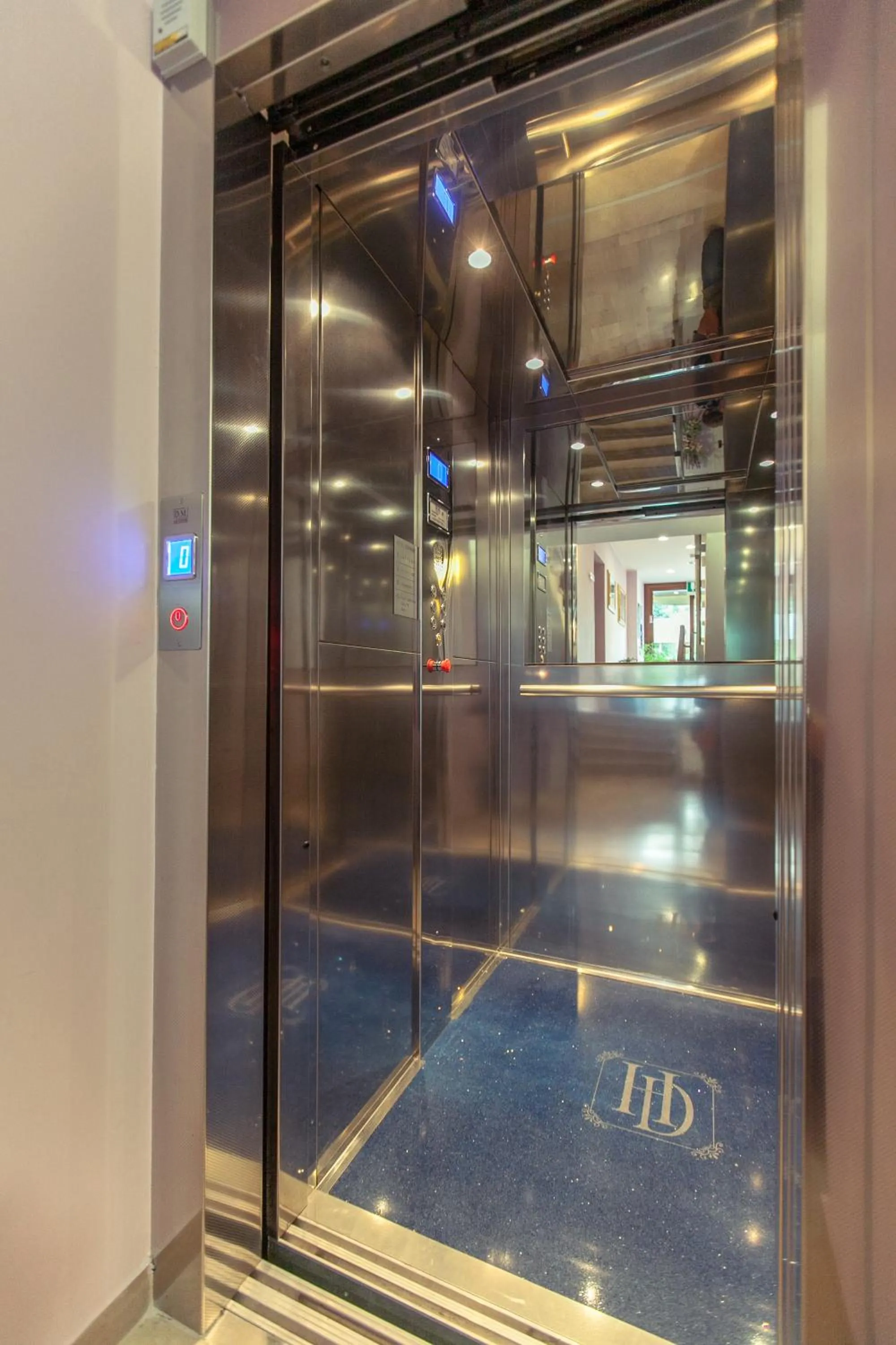 elevator in Hotel Donnini