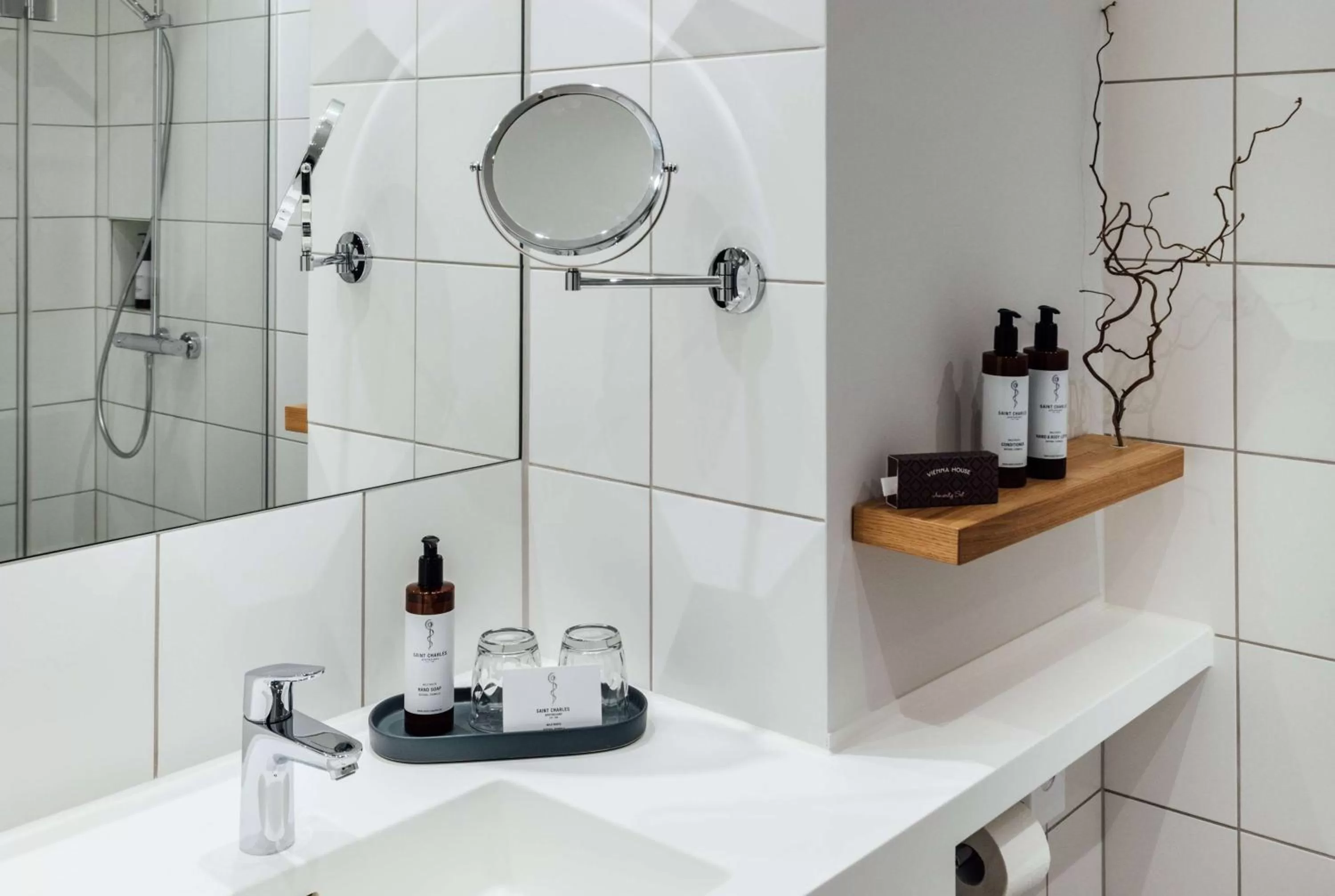 TV and multimedia in Vienna House by Wyndham MQ Kronberg