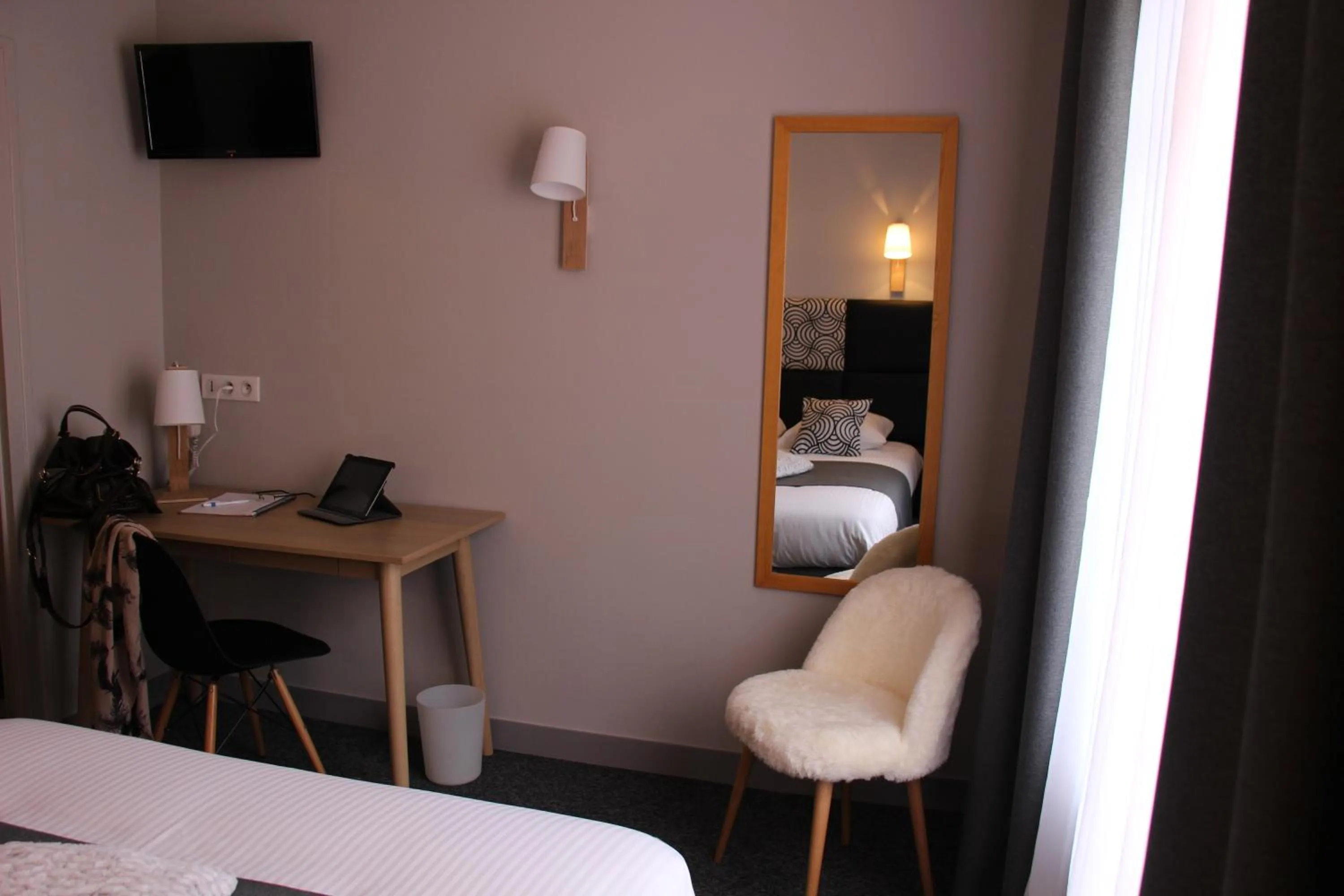 Photo of the whole room, Bed in Hôtel Spa & Restaurant Ô Pervenches