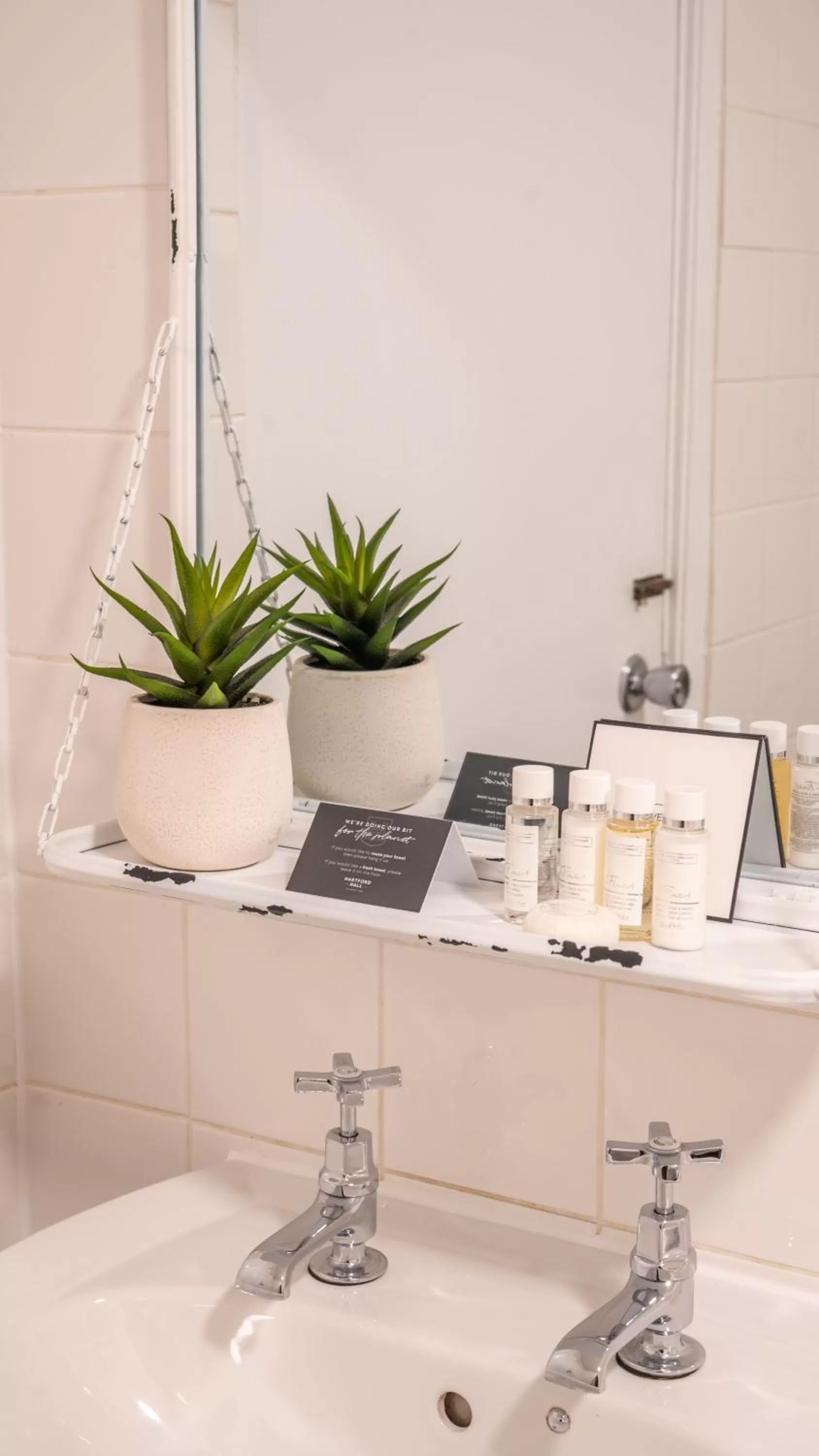 Bathroom in Hartford Hall on School Lane