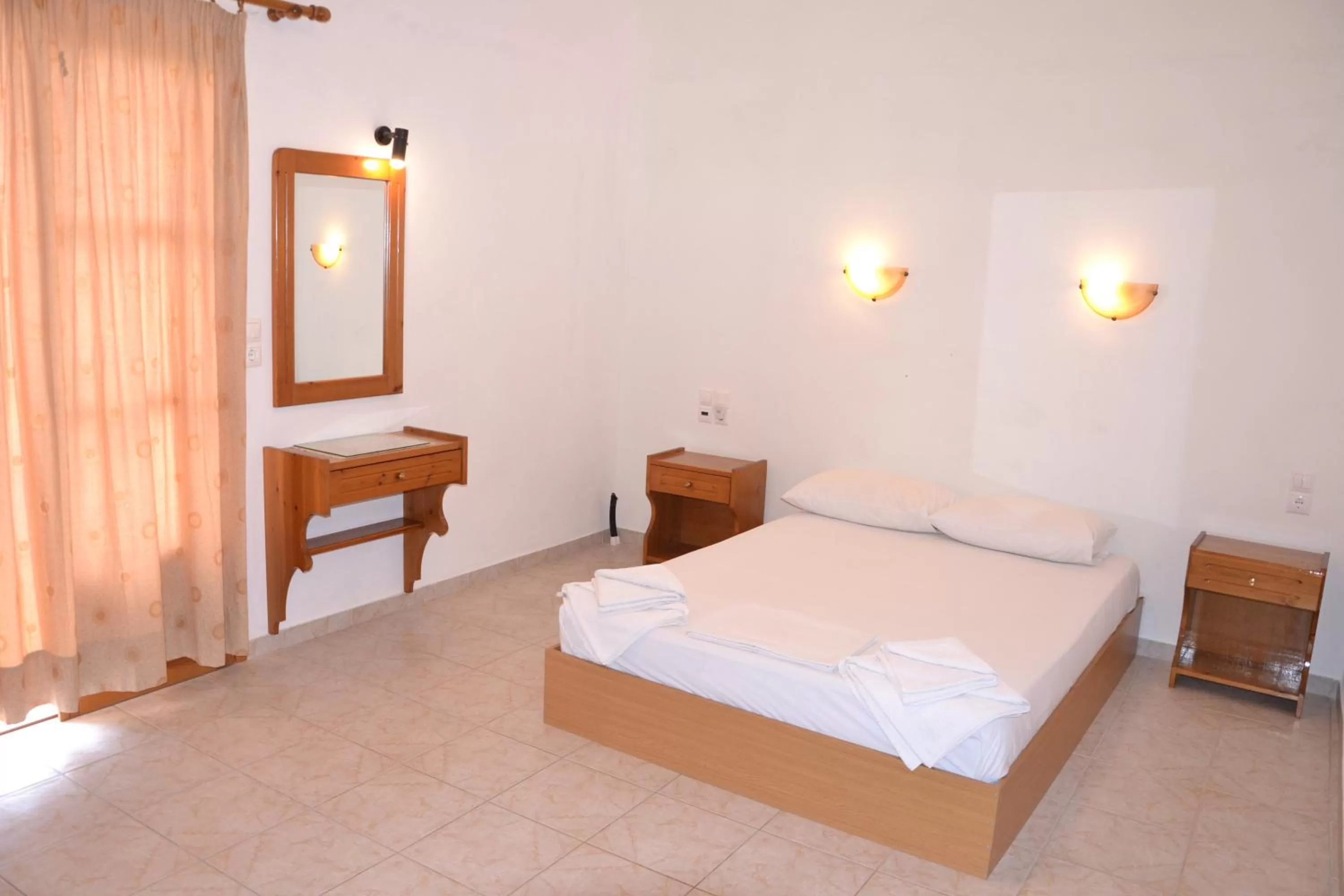 Photo of the whole room, Bed in skiathos studios HL