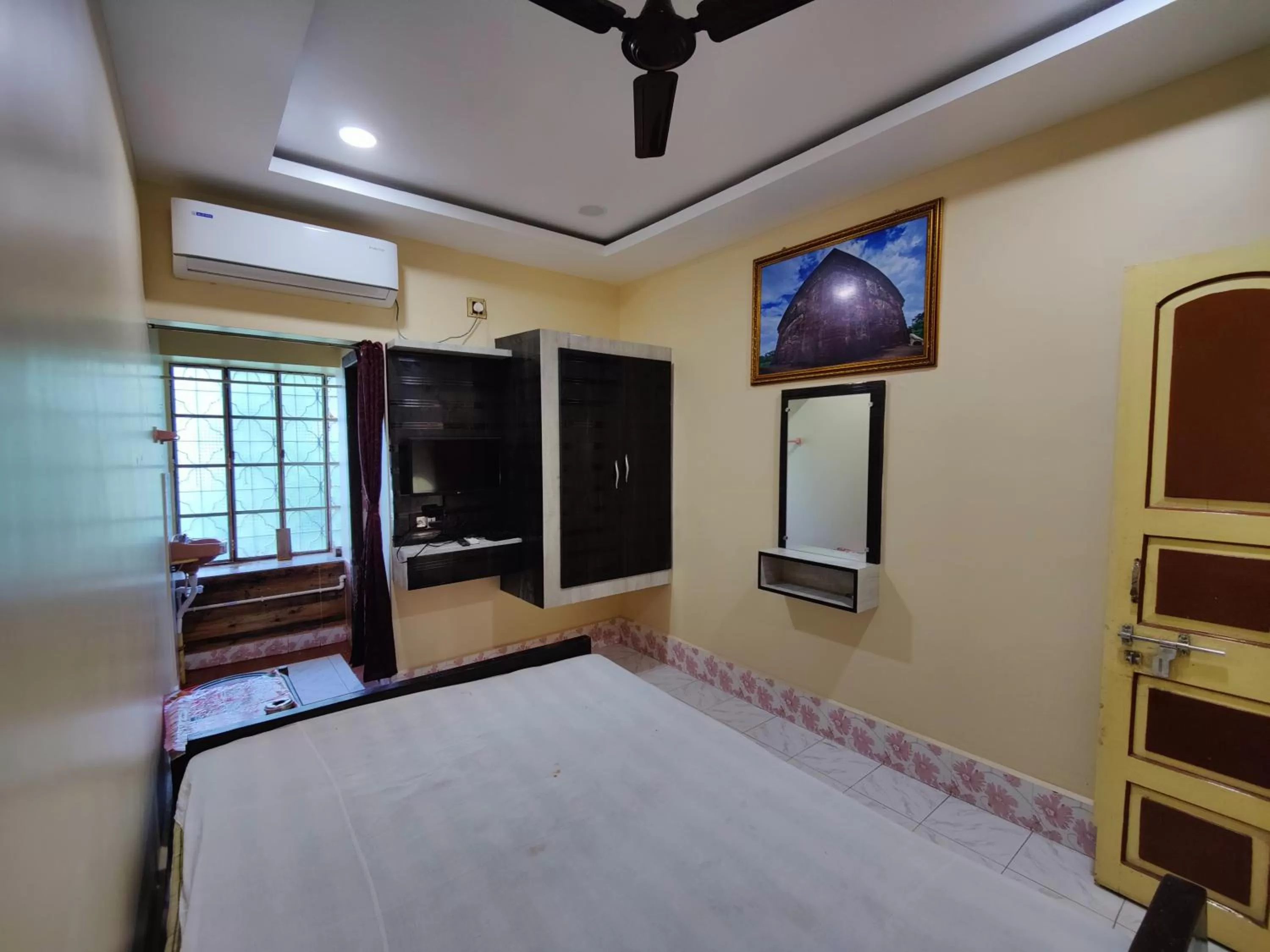 TV/Entertainment Center in Monalisa Lodge